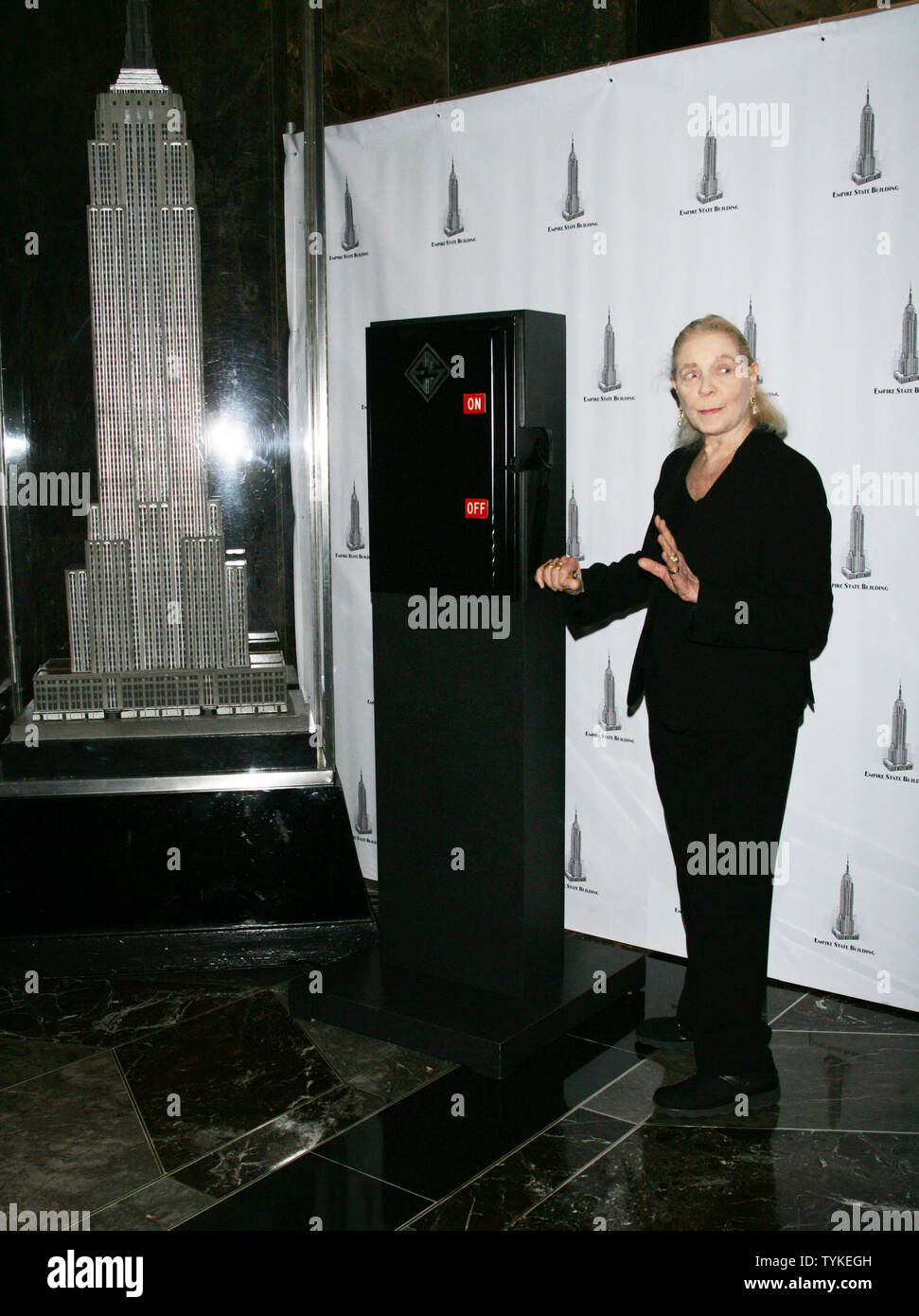 Lauren Bacall ospita la cerimonia di illuminazione all'Empire State Building per celebrare il 125° anniversario dell'Accademia americana delle arti drammatiche all'Empire State Building a New York il 2 ottobre 2009. UPI/Laura Cavanaugh Foto Stock