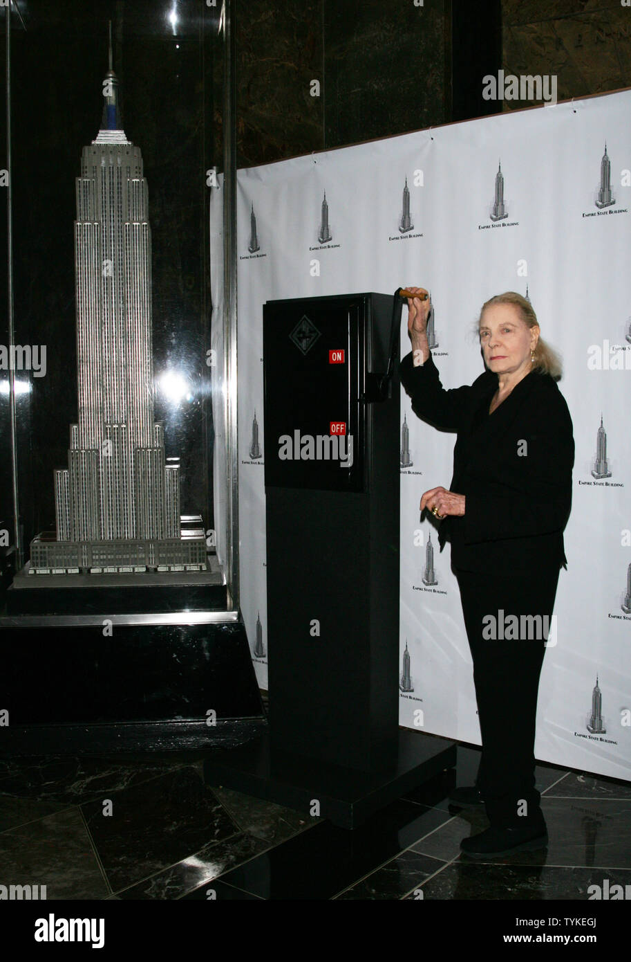 Lauren Bacall ospita la cerimonia di illuminazione all'Empire State Building per celebrare il 125° anniversario dell'Accademia americana delle arti drammatiche all'Empire State Building a New York il 2 ottobre 2009. UPI/Laura Cavanaugh Foto Stock