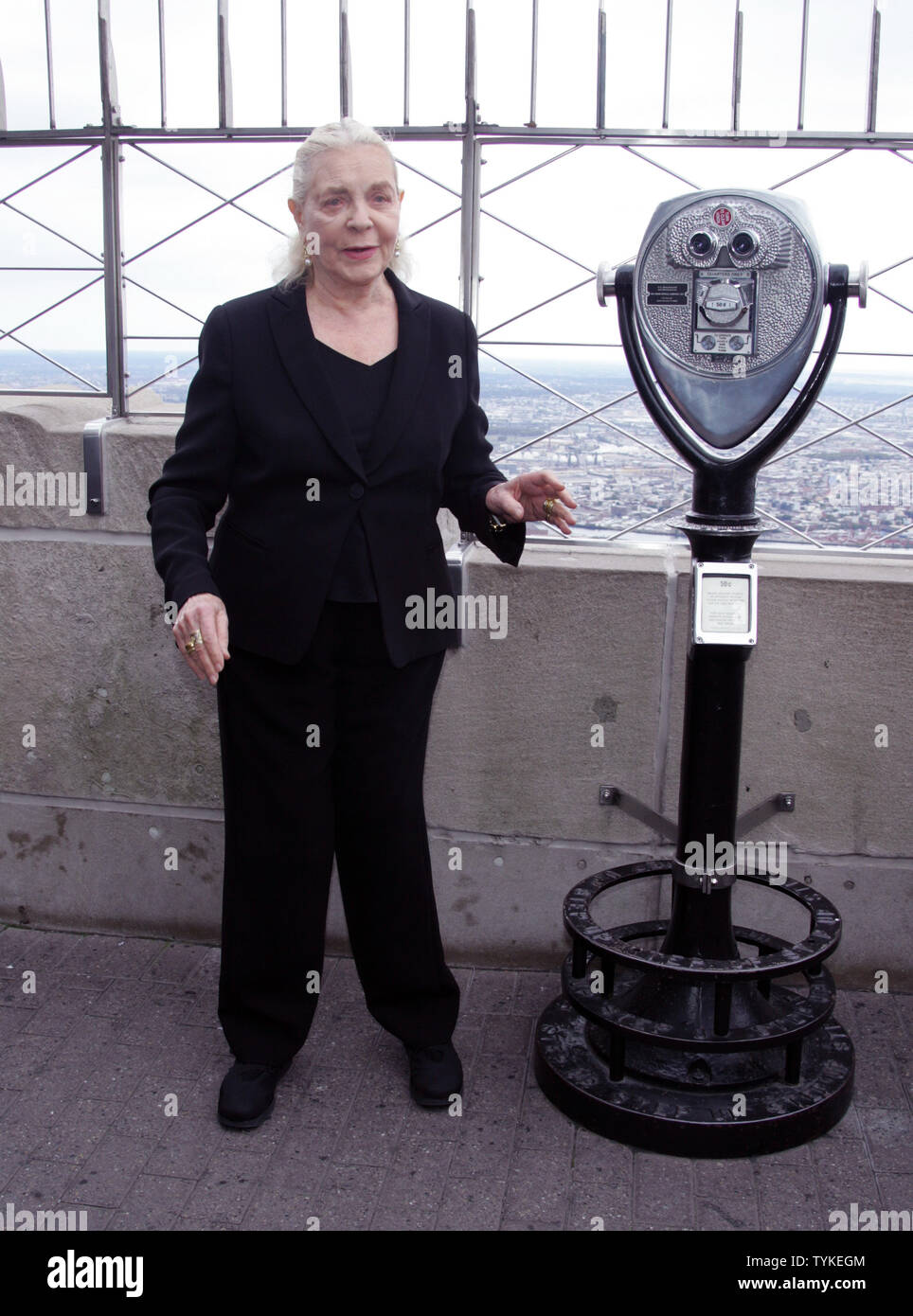 Lauren Bacall ospita la cerimonia di illuminazione all'Empire State Building per celebrare il 125° anniversario dell'Accademia americana delle arti drammatiche all'Empire State Building a New York il 2 ottobre 2009. UPI/Laura Cavanaugh Foto Stock