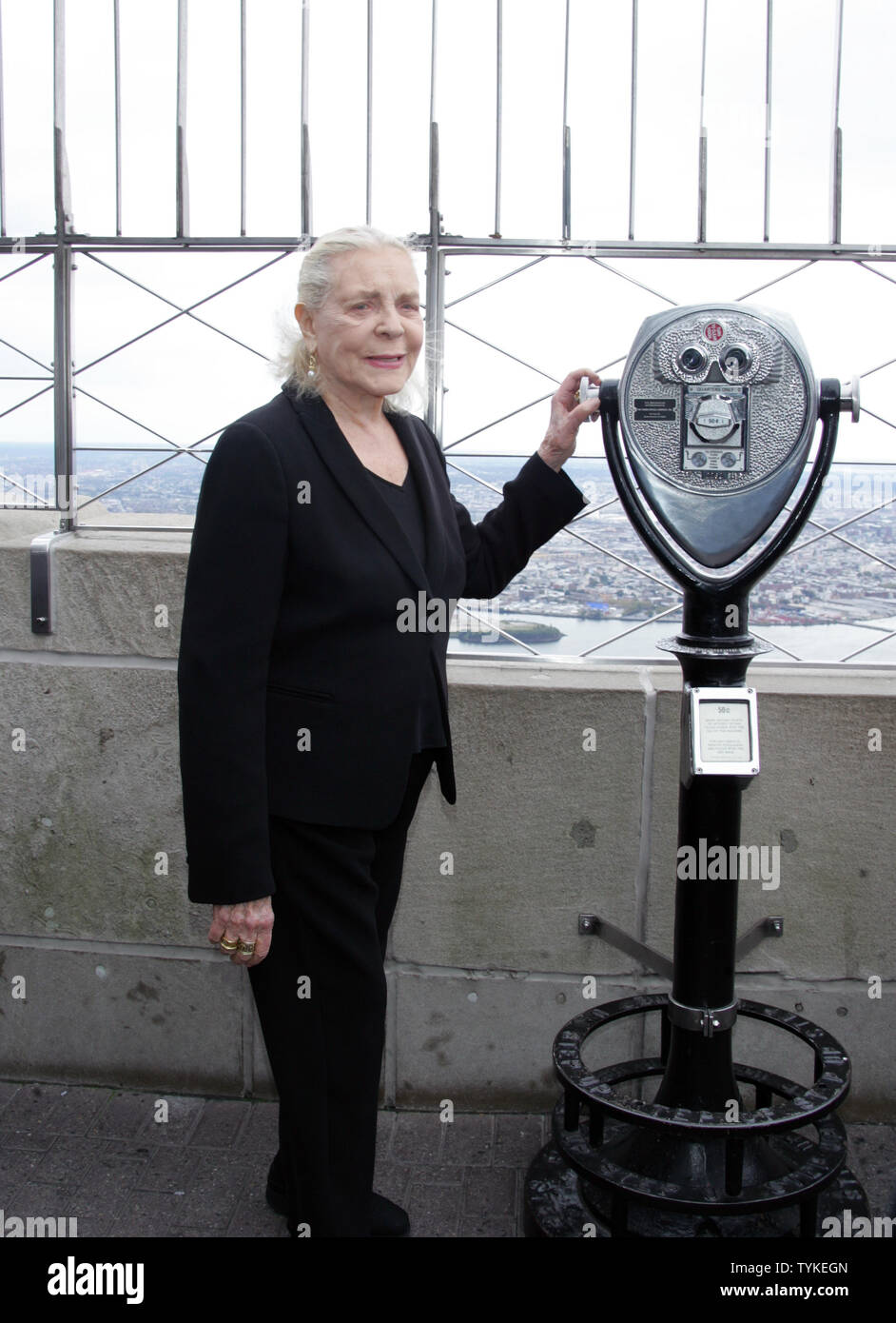 Lauren Bacall ospita la cerimonia di illuminazione all'Empire State Building per celebrare il 125° anniversario dell'Accademia americana delle arti drammatiche all'Empire State Building a New York il 2 ottobre 2009. UPI/Laura Cavanaugh Foto Stock