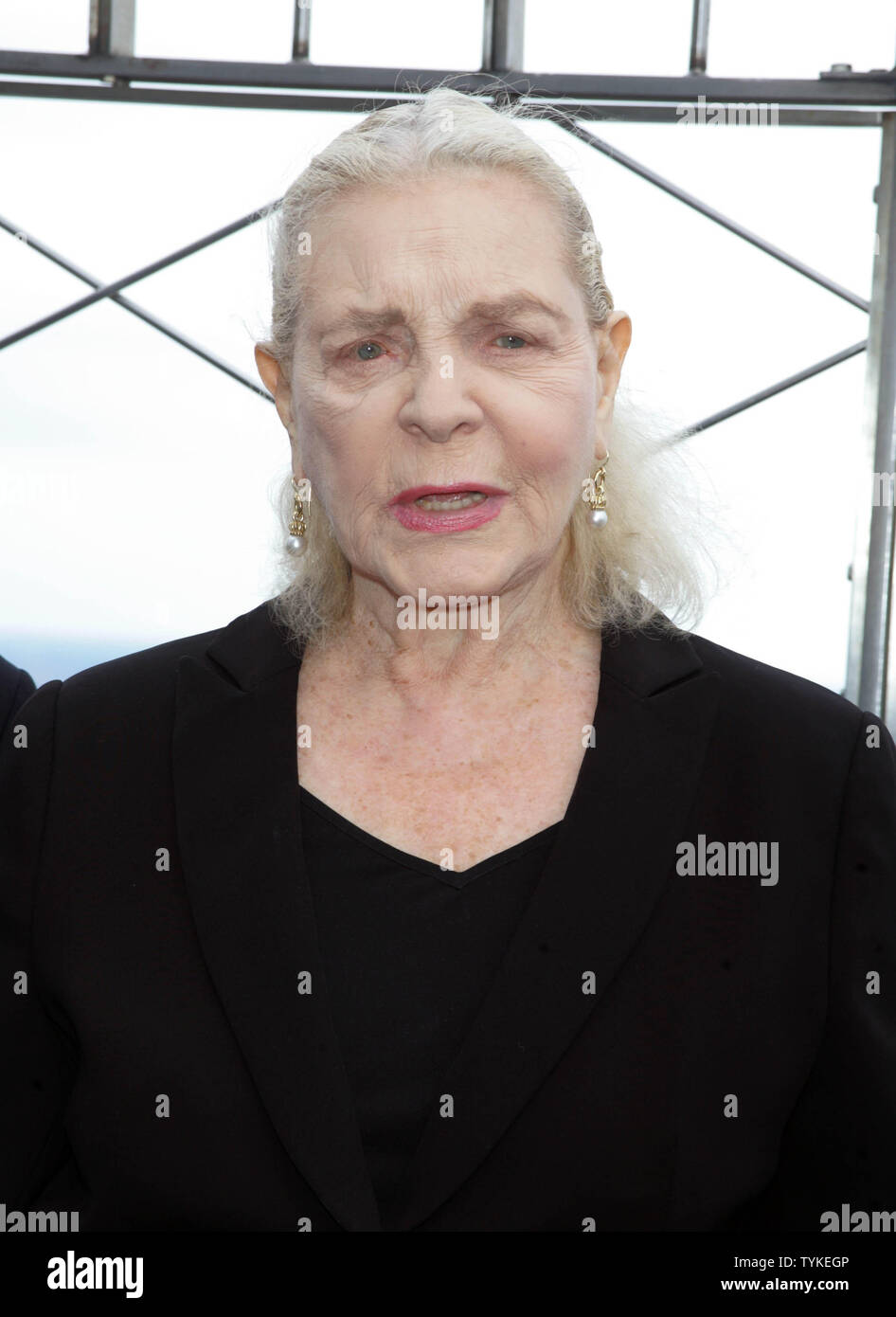 Lauren Bacall ospita la cerimonia di illuminazione all'Empire State Building per celebrare il 125° anniversario dell'Accademia americana delle arti drammatiche all'Empire State Building a New York il 2 ottobre 2009. UPI/Laura Cavanaugh Foto Stock