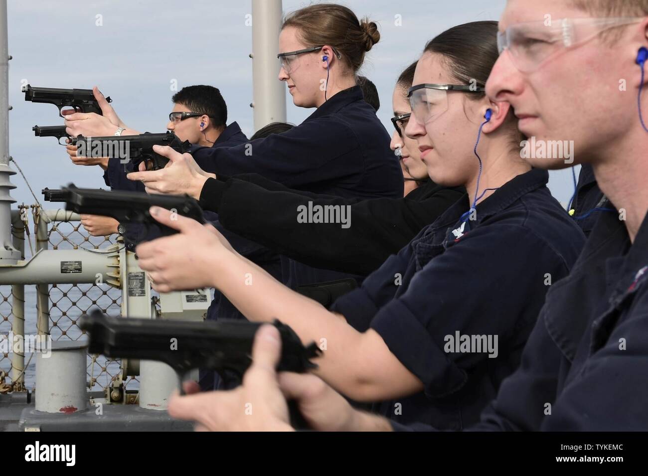 Mare Mediterraneo (nov. 14, 2016) Linea di marinai fino sulla linea di cottura durante un piccolo germoglio di armi a bordo della USS Ross (DDG 71). Ross, un Arleigh Burke-class guidato-missile distruttore, distribuita a Rota, Spagna, sta conducendo operazioni navali negli Stati Uniti Sesta flotta area di operazioni a sostegno degli Stati Uniti per gli interessi di sicurezza nazionali in Europa e in Africa. Foto Stock