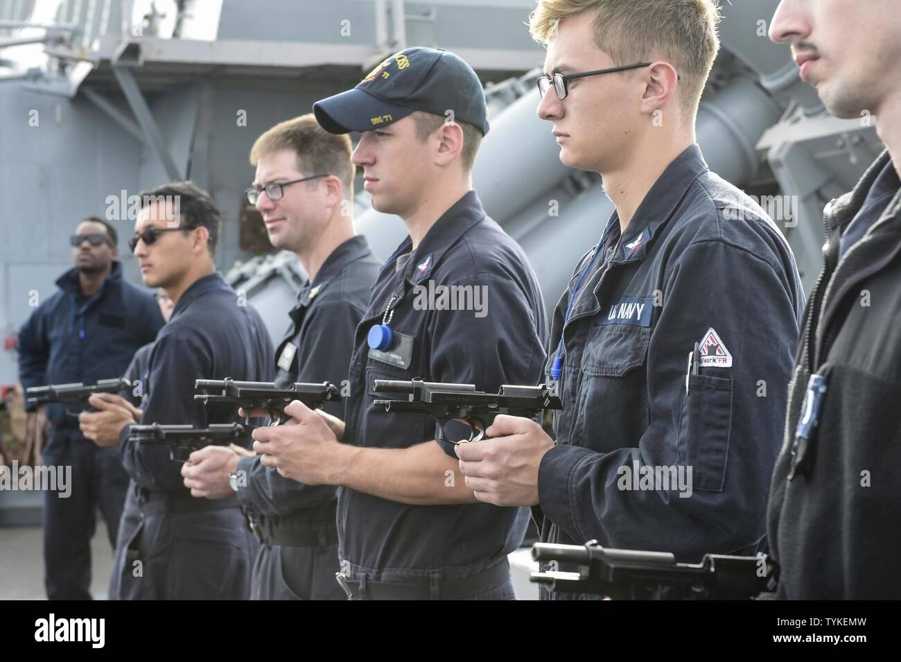 Mare (nov. 14, 2016) marinai la maniglia M-9 pistola durante un piccolo germoglio di armi a bordo della USS Ross (DDG 71 nov. 14, 2016. Ross, un Arleigh Burke-class guidato-missile distruttore, distribuita a Rota, Spagna, sta conducendo operazioni navali negli Stati Uniti Sesta flotta area di operazioni a sostegno degli Stati Uniti per gli interessi di sicurezza nazionali in Europa e in Africa. Foto Stock