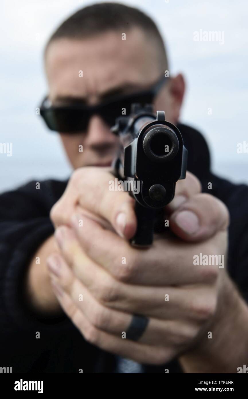 Mare (nov. 14, 2016) Petty Officer 1. Classe Craig Katzaman da Hollywood, Md., pratiche presentando un arma durante un piccolo germoglio di armi a bordo della USS Ross (DDG 71 nov. 14, 2016. Ross, un Arleigh Burke-class guidato-missile distruttore, distribuita a Rota, Spagna, sta conducendo operazioni navali negli Stati Uniti Sesta flotta area di operazioni a sostegno degli Stati Uniti per gli interessi di sicurezza nazionali in Europa e in Africa. Foto Stock