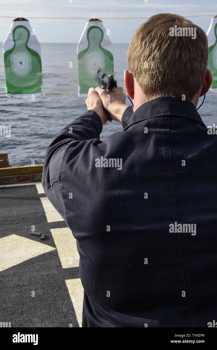 Mare (nov. 14, 2016) Petty Officer 1. Classe Bruce Hammon da Dresda, Ohio, incendi a M-9 pistola durante un piccolo germoglio di armi a bordo della USS Ross (DDG 71 nov. 14, 2016. Ross, un Arleigh Burke-class guidato-missile distruttore, distribuita a Rota, Spagna, sta conducendo operazioni navali negli Stati Uniti Sesta flotta area di operazioni a sostegno degli Stati Uniti per gli interessi di sicurezza nazionali in Europa e in Africa. Foto Stock