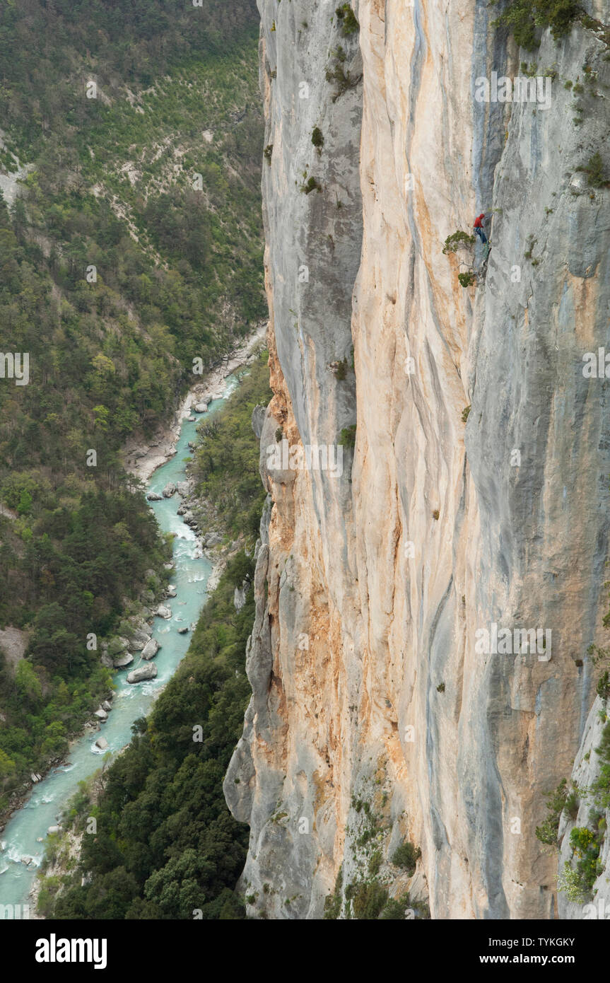 Scalatore su una rockface presso le Gorges du Verdon - Provenza, Francia. Foto Stock