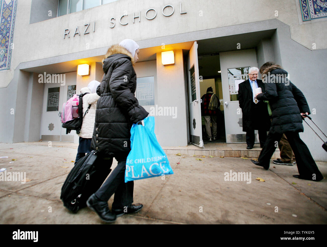 I bambini arrivano al rhazes scuola elementare, parte dell'istituto islamico di New York, dopo aver ricevuto un avviso di decadenza per il sospetto di legami con il governo iraniano per il 13 novembre 2009 nel distretto di Queens a New York City. La scuola è gestita dall'organizzazione non-profit Alavi Foundation che a lungo è stato sospettato di riversando illegalmente denaro per l'Iran. UPI/Monika Graff. Foto Stock