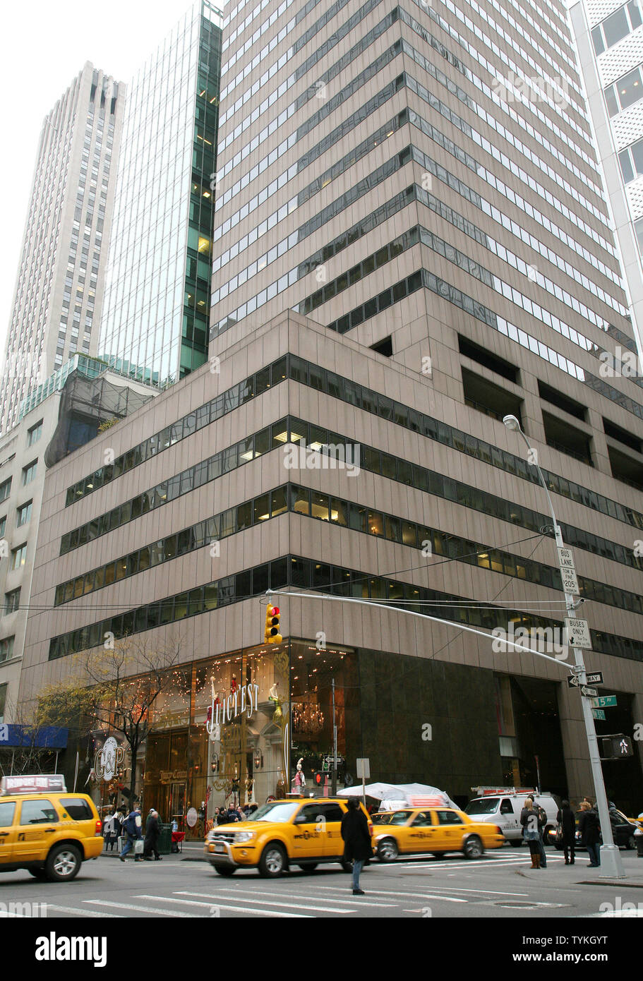 La Fondazione Alavi chi gestisce il Midtown skyscaper situato a 650 Fifth Ave ha ricevuto un avviso di decadenza per il sospetto di legami con il governo iraniano per il 13 novembre 2009 in New York City. La fondazione senza scopo di lucro a lungo è stato sospettato di riversando illegalmente la costruzione di affitto del reddito per l'Iran. UPI/Monika Graff Foto Stock