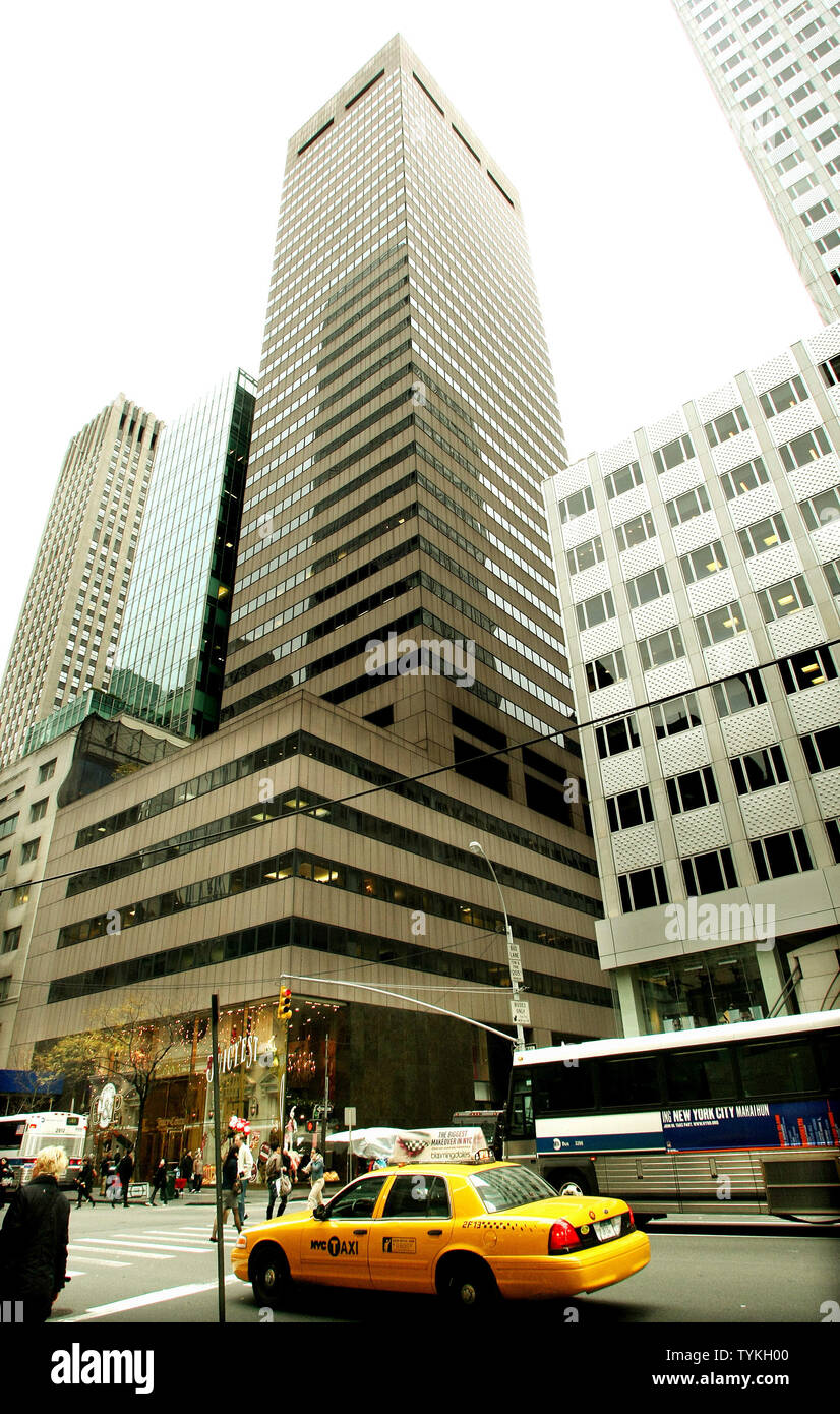 La Fondazione Alavi chi gestisce il Midtown skyscaper situato a 650 Fifth Ave ha ricevuto un avviso di decadenza per il sospetto di legami con il governo iraniano per il 13 novembre 2009 in New York City. La fondazione senza scopo di lucro a lungo è stato sospettato di riversando illegalmente la costruzione di affitto del reddito per l'Iran. UPI/Monika Graff Foto Stock