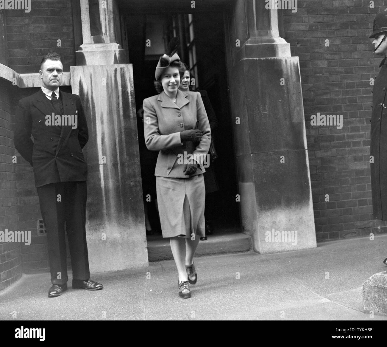 HRH Principessa Elisabetta, vestito di una polvere blu costume con Tam o'shanter tipo hat, lascia dopo aver trascorso la mattina ascoltando i casi alla Tower Bridge Tribunale dei minori. Foto Stock