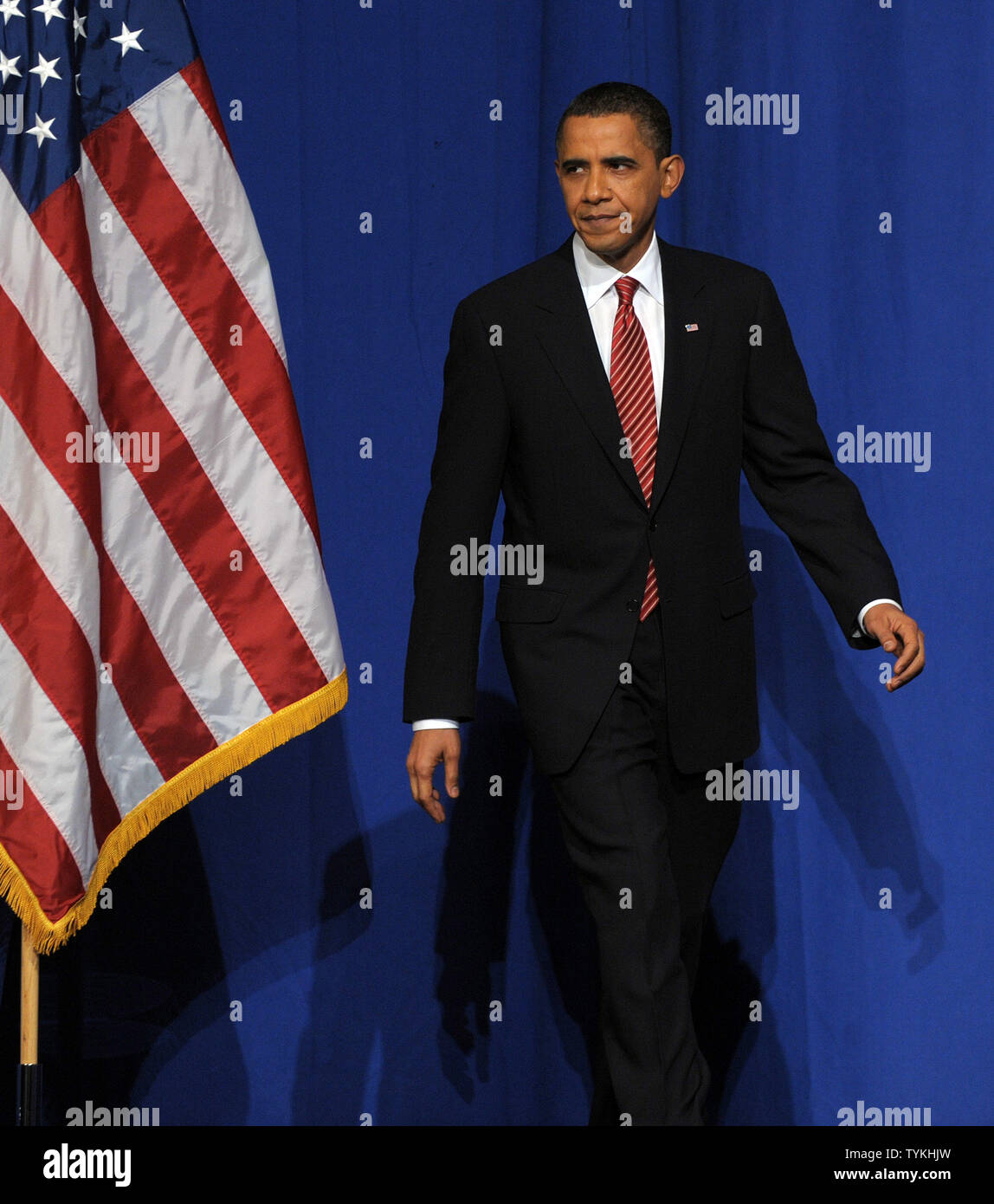 Stati Uniti Il presidente Barack Obama arriva a parlare circa la sua decisione di aumentare NEGLI STATI UNITI i livelli di truppe in Afghanistan da circa 30.000 durante un discorso presso l'U.S. Accademia Militare di West Point, New York il 1 dicembre 2009. L'accumulo è mirato ad invertire i talebani avanza nel paese e per addestrare soldati afgani e forze di polizia. UPI/Roger L. Wollenberg Foto Stock