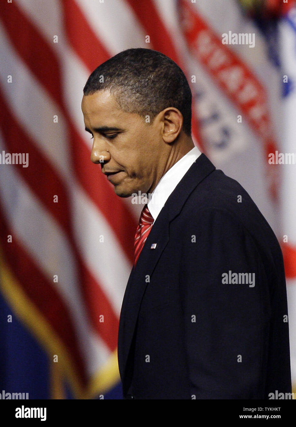 Stati Uniti Il presidente Barack Obama passeggiate fuori dello stadio dopo il suo modo di parlare circa la sua decisione di aumentare NEGLI STATI UNITI i livelli di truppe in Afghanistan da circa 30.000 durante un discorso presso l'U.S. Accademia Militare di West Point, New York il 1 dicembre 2009. L'accumulo è mirato ad invertire i talebani avanza nel paese e per addestrare soldati afgani e forze di polizia. UPI/John Angelillo Foto Stock