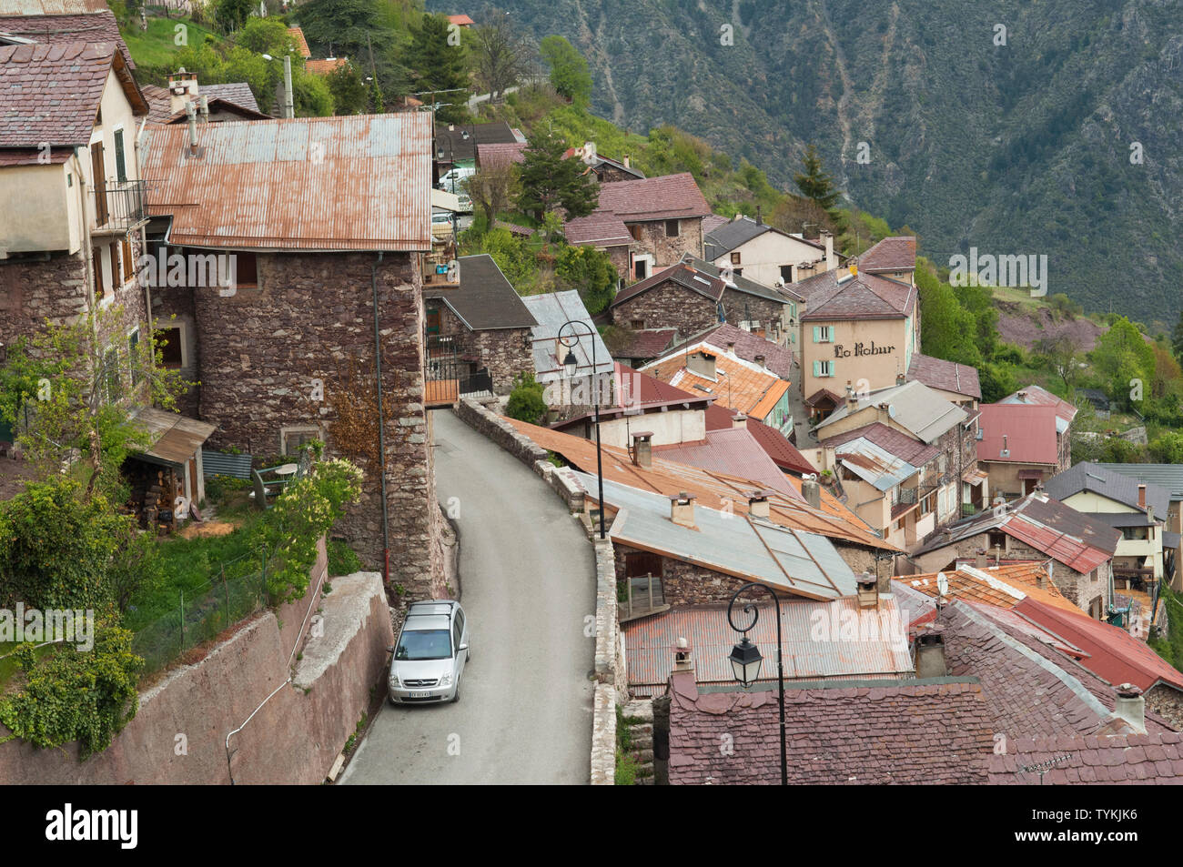 Il villaggio di Roure sul bordo del Parco Nazionale del Mercantour - Provence, Francia. Foto Stock