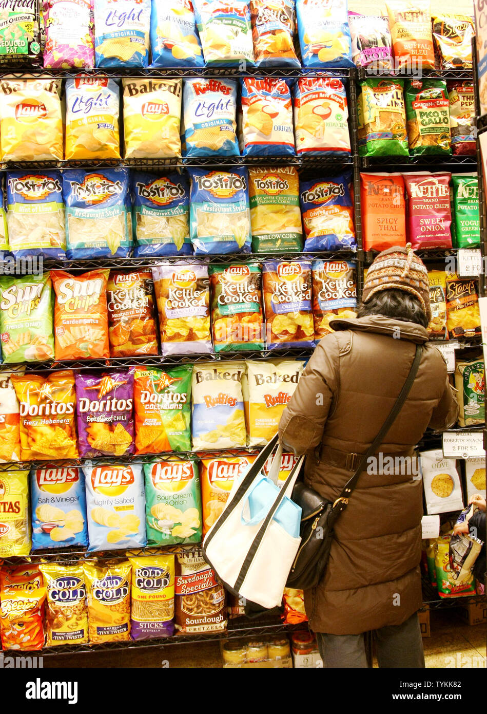 Sacchetti di snack salati che contengono livelli elevati di sodio sono venduti al Westside mercato su gennaio 11, 2010 nella città di New York.La città del dipartimento della salute invita i fabbricanti di alimenti per abbassare la quantità di sale che utilizzano dato i rischi per la salute associati con la alta assunzione di sodio. UPI /Monika Graff Foto Stock