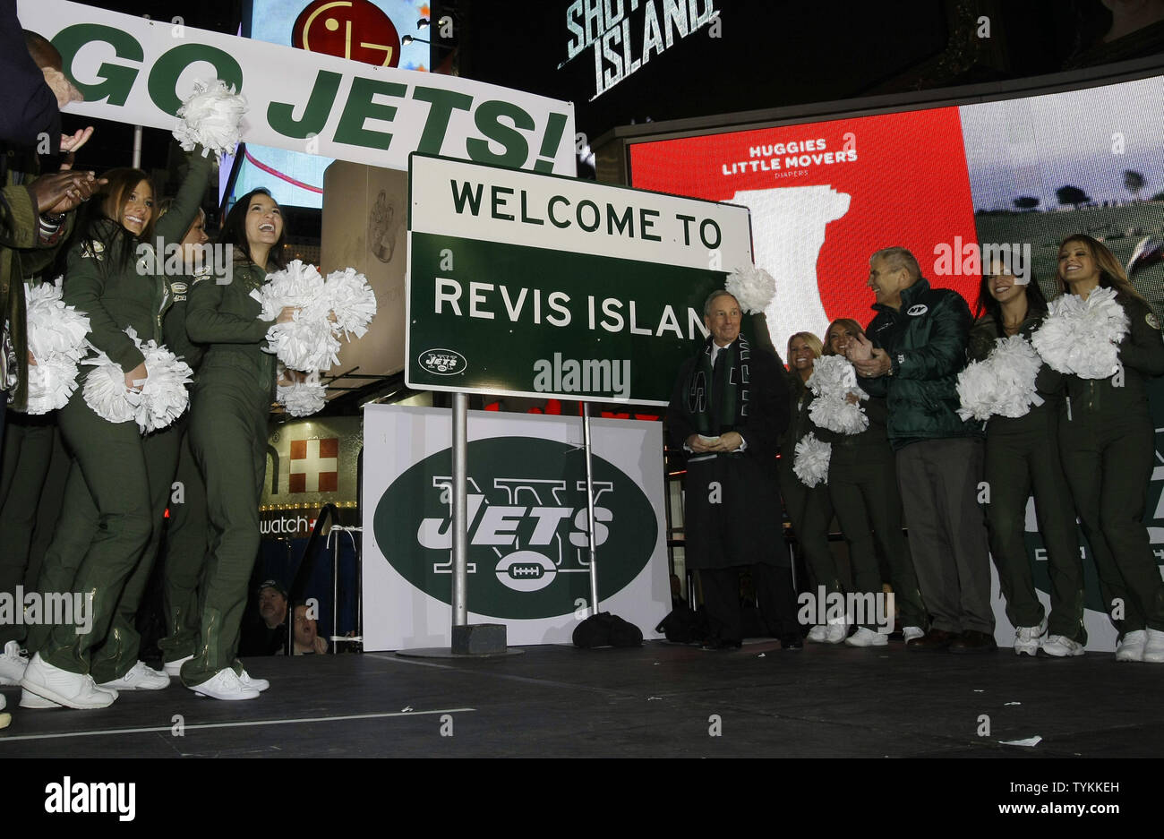 Il sindaco Michael Bloomberg svela un benvenuto a Revis isola segno a getti playoff al rally di Times Square a New York City il 21 gennaio 2010. UPI /John Angelillo Foto Stock