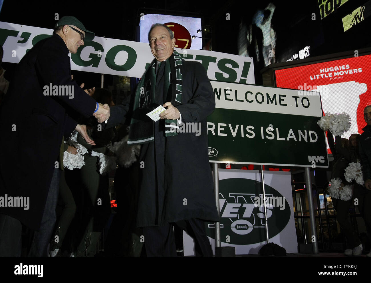 New York getti proprietario Woody Johnson e il Sindaco Michael Bloomberg (R) agitare le mani dopo esse svelano un benvenuto a Revis isola segno a getti playoff al rally di Times Square a New York City il 21 gennaio 2010. UPI /John Angelillo Foto Stock