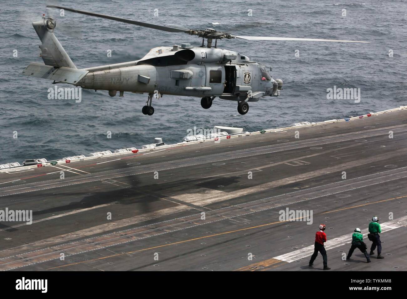 190620-N-PW030-2006 Mare Arabico (20 giugno 2019) un MH-60R Sea Hawk elicottero assegnati ai grifoni di elicottero Maritime Strike Squadron (HSM) 79 si toglie dal ponte di volo dell'Nimitz-class portaerei USS Abraham Lincoln (CVN 72). La Abraham Lincoln Carrier Strike gruppo è distribuito negli Stati Uniti Quinta Flotta area di operazioni a sostegno di operazioni navali per garantire stabilità marittimo e la sicurezza nella regione centrale di collegamento del Mediterraneo e del Pacifico attraverso l'Oceano Indiano occidentale e tre strategici punti di strozzatura. Con Abraham Lincoln come ammiraglia, distribuito st Foto Stock