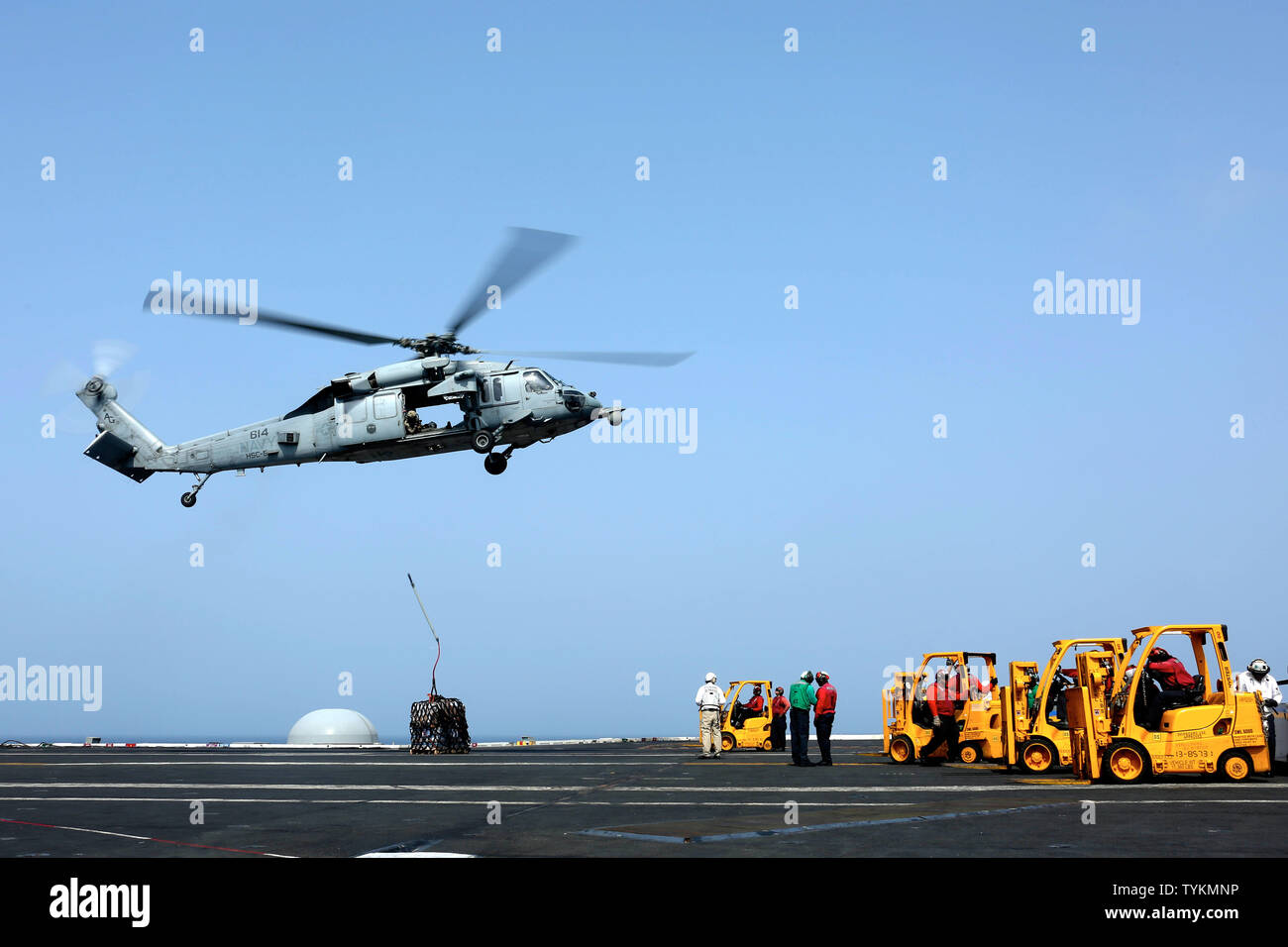 190621-N-FK070-1308 Mare Arabico (21 giugno 2019) un MH-60S Sea Hawk elicottero dall'Nightdippers di elicottero di mare squadrone di combattimento (HSC) 5 trasporta il carico per il ponte di volo della Nimitz-class portaerei USS Abraham Lincoln (CVN 72) durante un rifornimento verticale in mare con il trasporto di carichi secchi e munizioni nave USNS Alan Shepard (T-AKE 3). La Abraham Lincoln Carrier Strike gruppo è distribuito negli Stati Uniti Quinta Flotta area di operazioni a sostegno di operazioni navali per garantire stabilità marittimo e la sicurezza nella regione centrale di collegamento del Mediterraneo e del Pacifico attraverso il CI Foto Stock