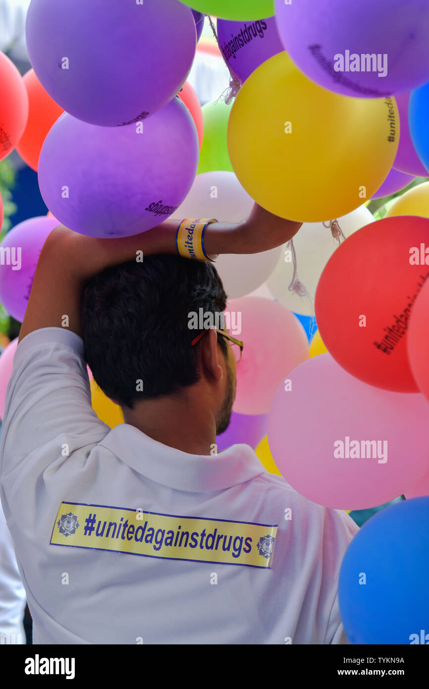 Partecipante detiene palloncini colorati durante il rally.uniti contro la droga rally organizzato dalla polizia di Kolkata a osservare la Giornata internazionale contro l abuso e il traffico illecito di droghe in Kolkata. Foto Stock