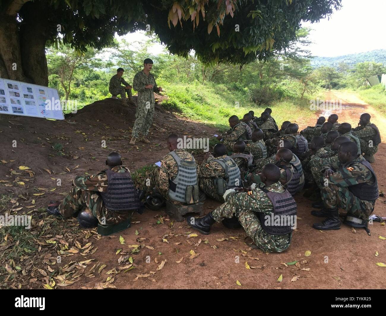 KAMPALA, Uganda (nov. 14, 2016) Task Force Sparta Petty Officer di terza classe Devyn Lopez, sinistra, assegnato per l'eliminazione degli ordigni esplosivi unità mobile (EODMU) 8, e sottufficiali di prima classe Keith Ferguson, assegnato a EODMU 6 insegnare ordnance identificazione come parte dell'improvvisato dispositivo esplosivo sconfitta la fase II i curriculum ai soldati dell'Uganda la difesa del popolo forza. Stati Uniti Sesta flotta, con sede a Napoli, Italia, conduce lo spettro completo di giunto e operazioni navali, spesso di concerto con allied, articolari e tra le agenzie partner, al fine di avanzare U.S. gli interessi nazionali e la sicurezza di un Foto Stock