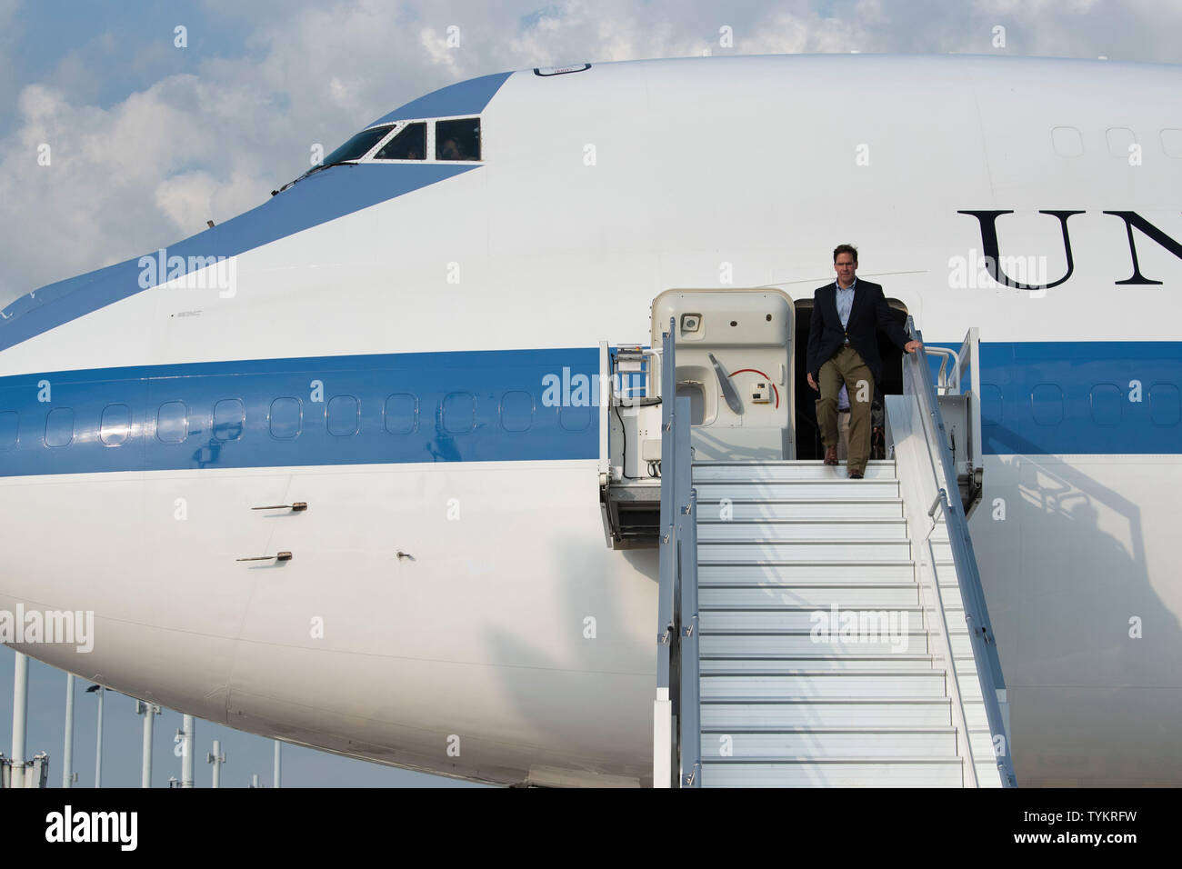 Deliberando U.S. Il Segretario della Difesa Mark T. Esper arriva a Bruxelles, Belgio, 25 giugno 2019. (DoD foto di Lisa Ferdinando) Foto Stock