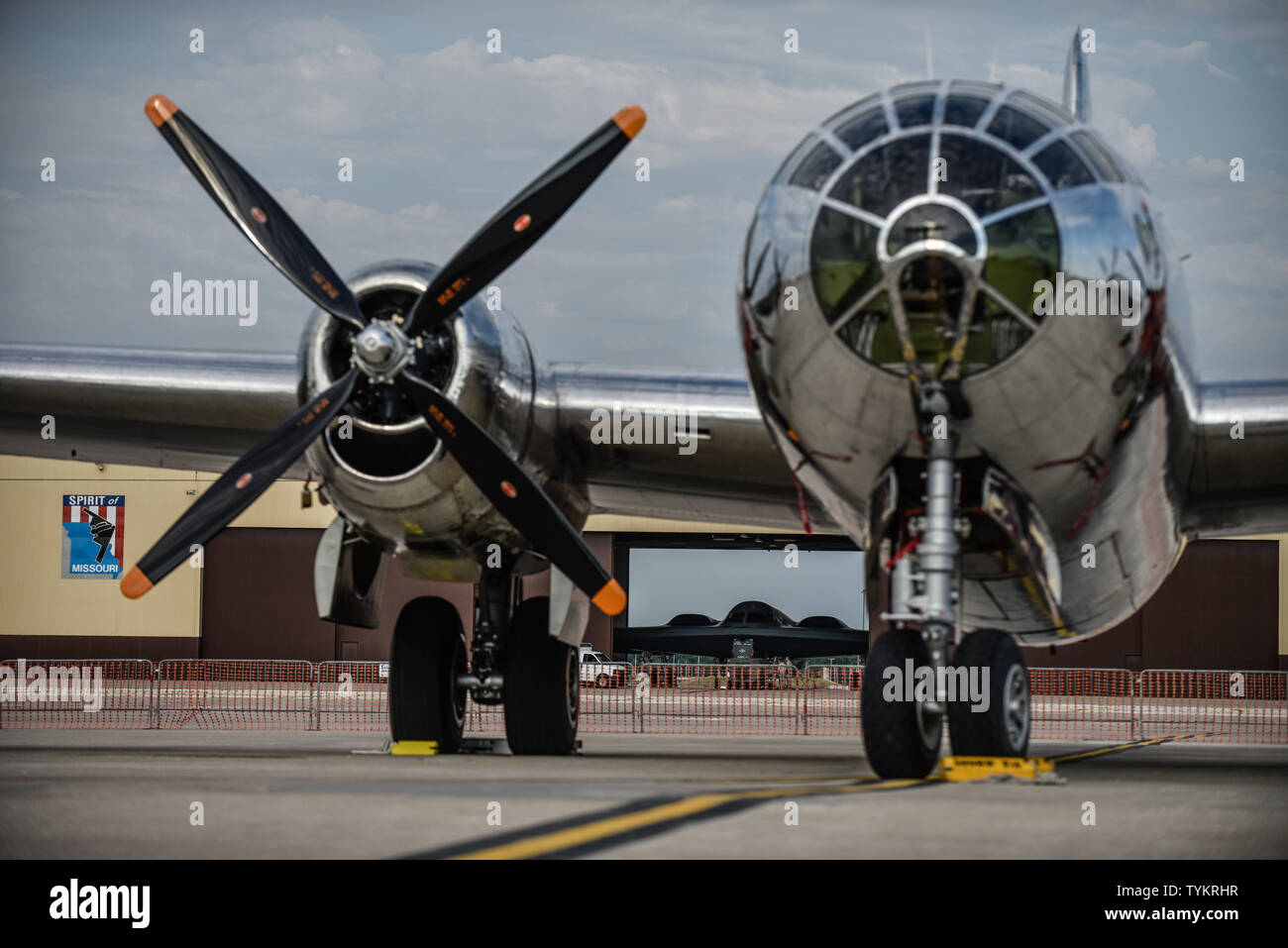 Il B-29 Superfortress chiamato 'Doc' indica come visualizzazione statica per le ali sopra Whiteman Air & Space Show, 14 giugno 2019. Nel dicembre 1943 U.S. Army Air Forces leader il Superfortress in Asia, dove la sua grande gamma ha reso particolarmente adatto per la lunga oltre a voli di acqua contro la patria giapponese da basi in Cina. Durante gli ultimi due mesi del 1944, B-29s ha iniziato ad operare contro il Giappone dalle isole di Saipan, Guam e Tinian ed era azionato da 509a gruppo composito. L'unità più tardi divenne il 509th ala della bomba, che oggi opera il B-2 Spirit bombardiere stealth flotta Foto Stock