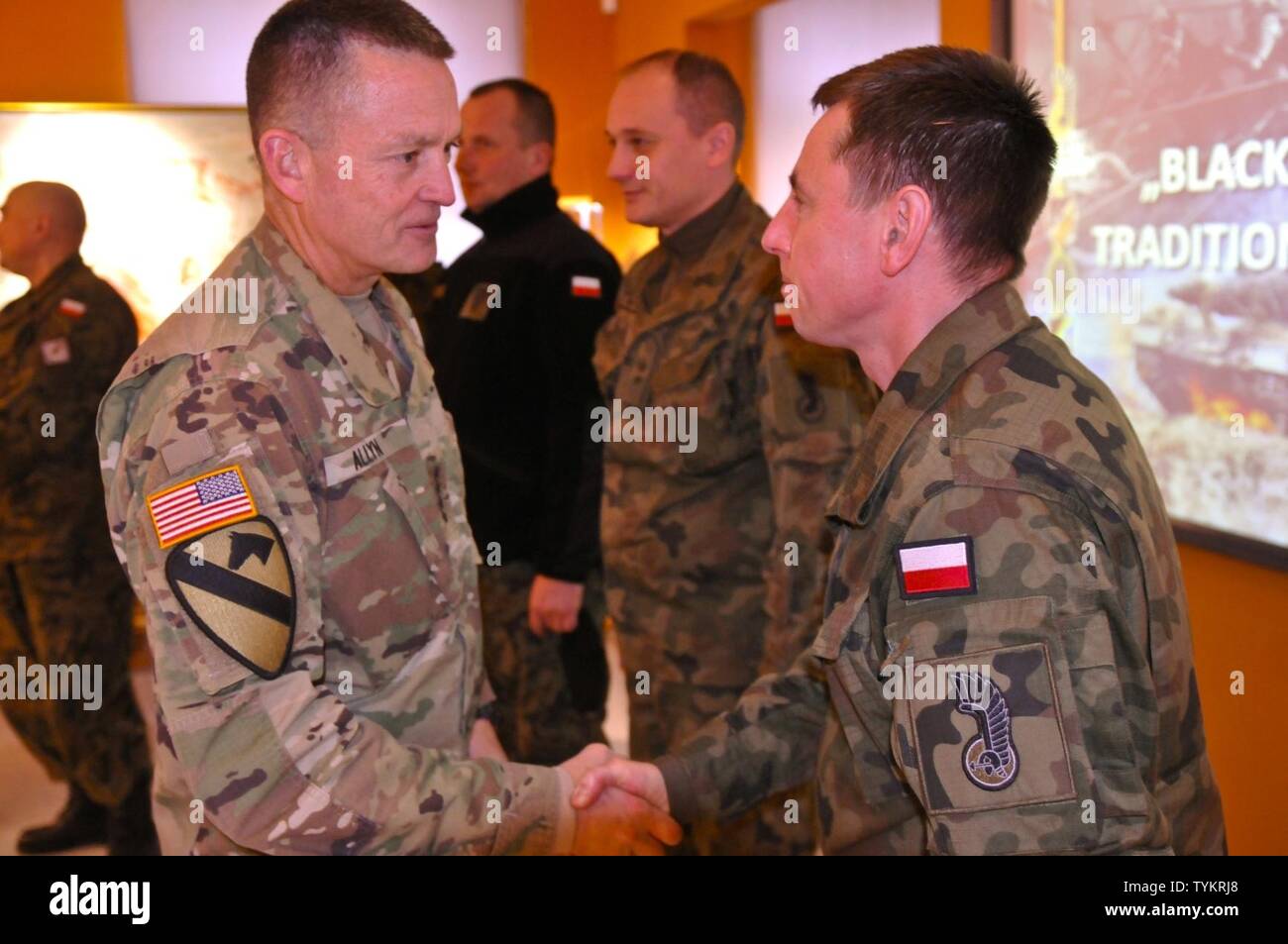 Gen. Daniel Allyn, Esercito degli Stati Uniti Vice Capo del Personale, scuote un soldato polacco la mano durante la sua visita al patrimonio della Casa Museo Militare in Zagan, Polonia, nov. 15, 2016. Allyn and Kamper erano in Polonia per visualizzare il polacco basi militari e le aree di formazione in preparazione per la 4INF. Div. prossimo spiegamento a sostegno dei suoi alleati della NATO e il funzionamento Atlantic risolvere. Foto Stock