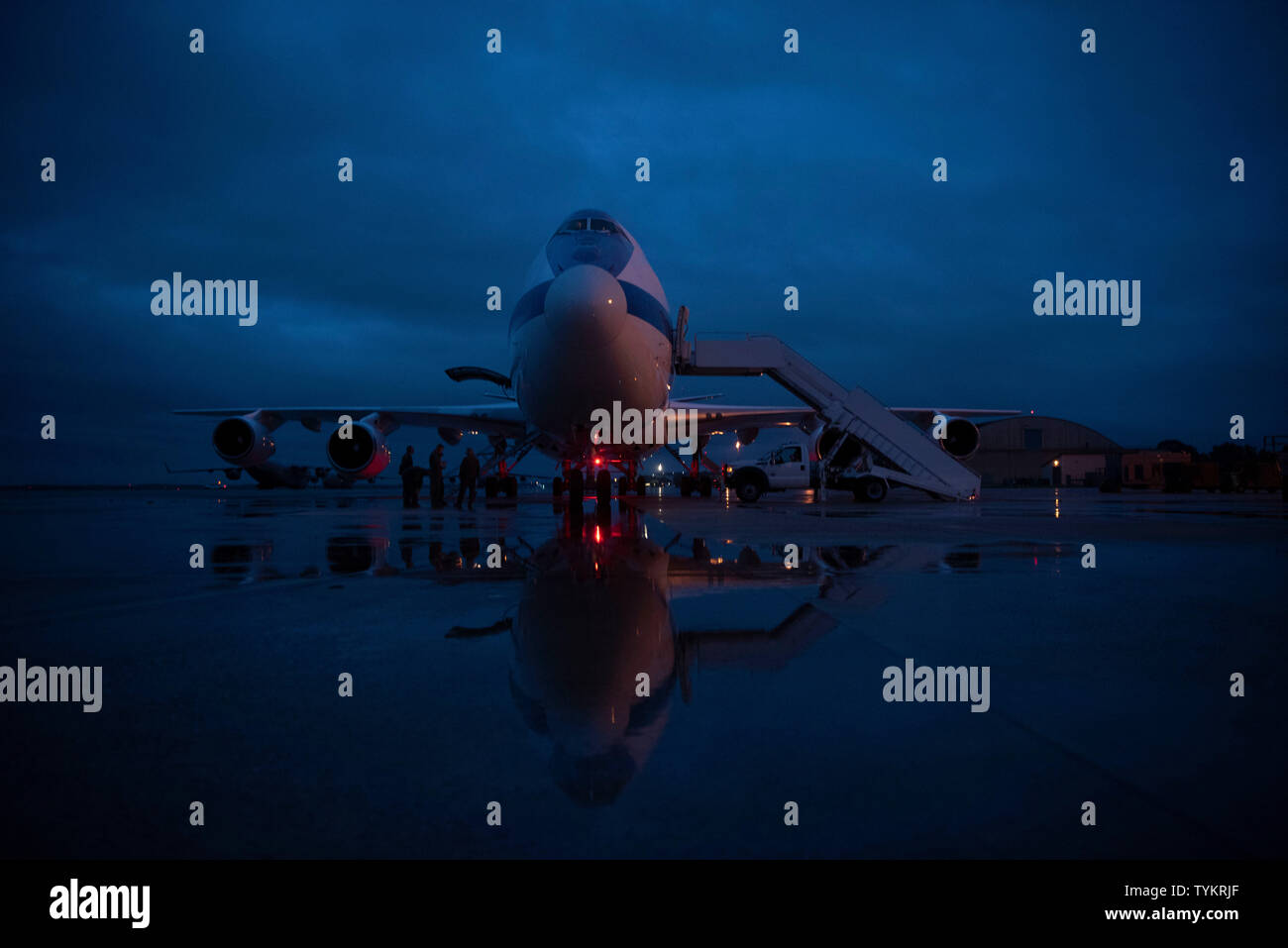 La E 4B di aeromobili per il viaggio in Belgio per la recitazione U.S. Il Segretario della Difesa Mark T. Esper viene visto allo spuntar del giorno, a base comune Andrews, Maryland, Giugno 25, 2019. (DoD foto di Lisa Ferdinando) Foto Stock