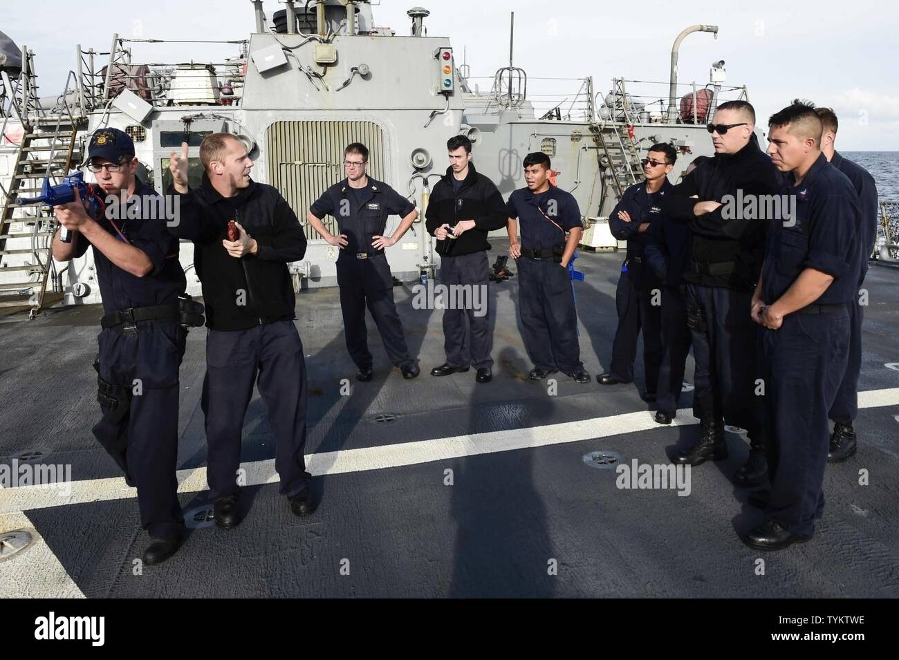 Mare (nov. 15, 2016) Chief Petty Officer Derek Bonadio, la seconda da sinistra, da Pittsburg, garantisce la sicurezza di una forza di reazione formazione bravo a bordo della USS Ross (DDG 71 nov. 15, 2016. Ross, un Arleigh Burke-class guidato-missile distruttore, distribuita a Rota, Spagna, sta conducendo operazioni navali negli Stati Uniti Sesta flotta area di operazioni a sostegno degli Stati Uniti per gli interessi di sicurezza nazionali in Europa e in Africa. Foto Stock