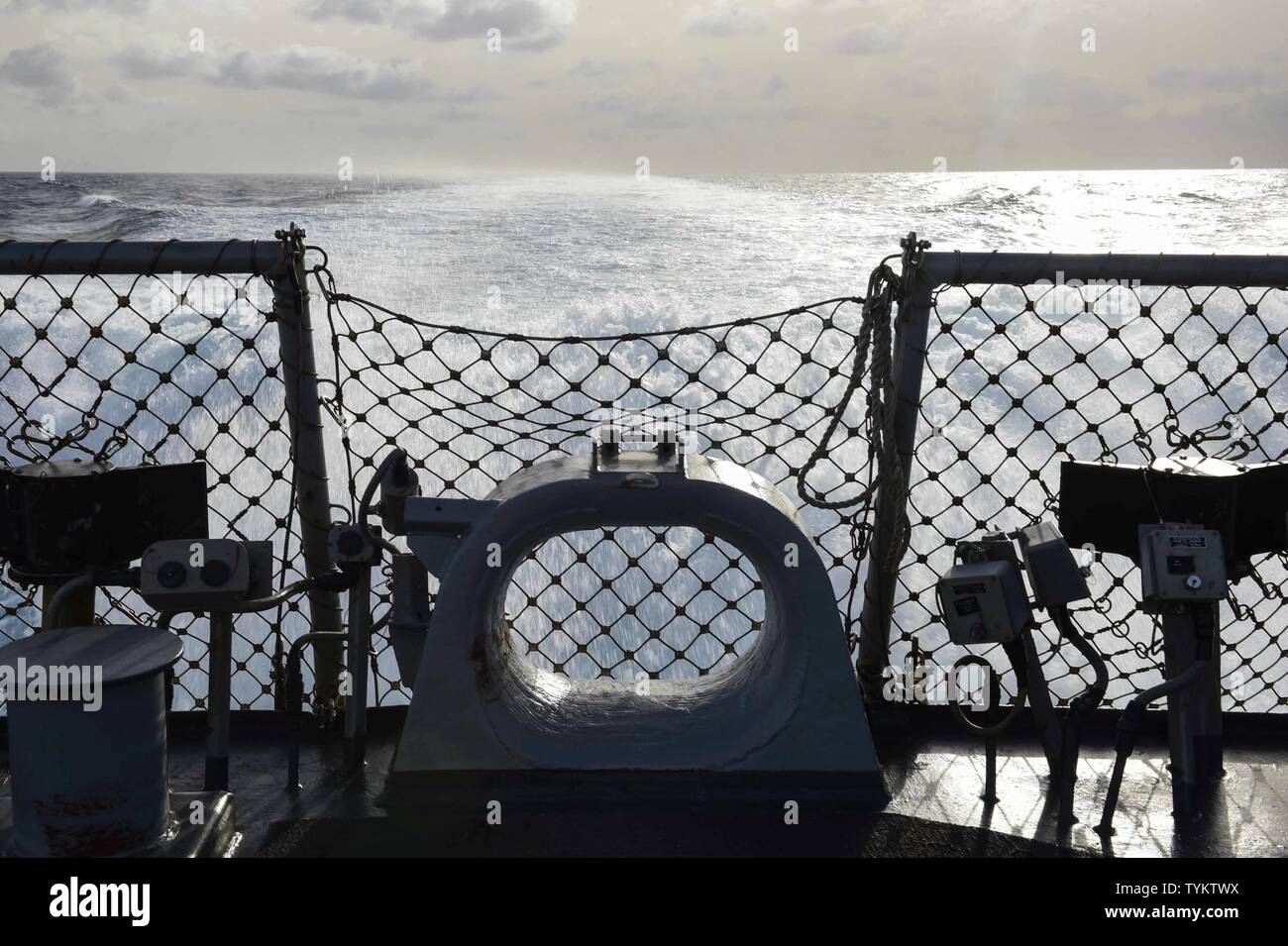 Mare (nov. 15, 2016) USS Ross (DDG 71) transita il Mare Mediterraneo nov. 15, 2016. Ross, un Arleigh Burke-class guidato-missile distruttore, distribuita a Rota, Spagna, sta conducendo operazioni navali negli Stati Uniti Sesta flotta area di operazioni a sostegno degli Stati Uniti per gli interessi di sicurezza nazionali in Europa e in Africa. Foto Stock