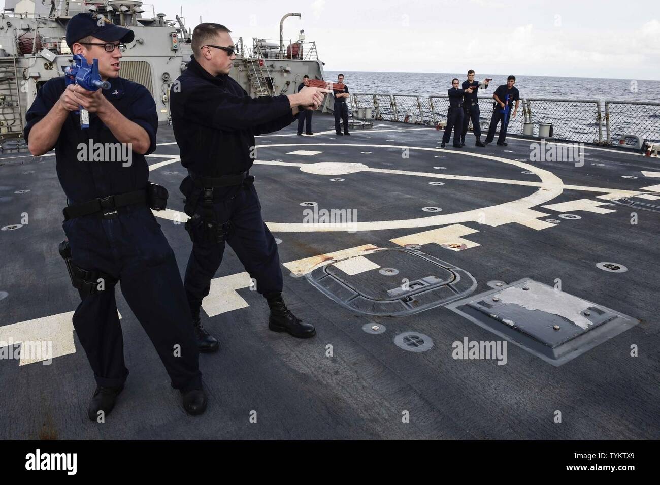 Mare (nov. 15, 2016) marinai team condurre esercitazioni di movimento durante la sicurezza della forza di reazione di formazione bravo a bordo della USS Ross (DDG 71 nov. 15, 2016. Ross, un Arleigh Burke-class guidato-missile distruttore, distribuita a Rota, Spagna, sta conducendo operazioni navali negli Stati Uniti Sesta flotta area di operazioni a sostegno degli Stati Uniti per gli interessi di sicurezza nazionali in Europa e in Africa. Foto Stock