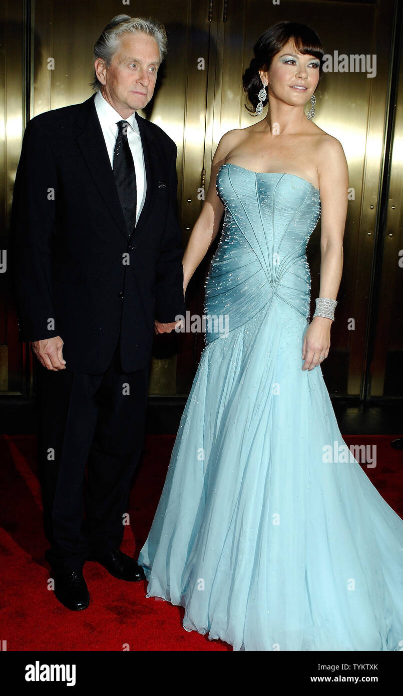 Michael Douglas e Catherine Zeta-Jones arrivano al 2010 Tony Awards al Radio City Music Hall di New York il 13 giugno 2010. UPI/Joe Corrigan Foto Stock