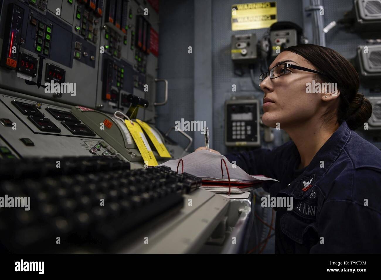 Mare (nov. 15, 2016) Petty Officer 2a classe Cristina Serna, da El Paso, Texas, sorge guarda nella stazione centrale di comando a bordo della USS Ross (DDG 71 nov. 15, 2016. Ross, un Arleigh Burke-class guidato-missile distruttore, distribuita a Rota, Spagna, sta conducendo operazioni navali negli Stati Uniti Sesta flotta area di operazioni a sostegno degli Stati Uniti per gli interessi di sicurezza nazionali in Europa e in Africa. Foto Stock