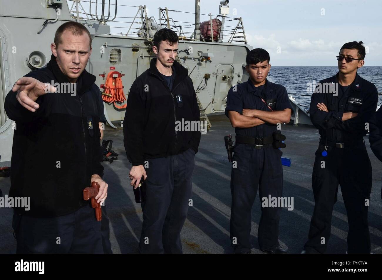 Mare (nov. 15, 2016) Chief Petty Officer Derek Bonadio, sinistra, da Pittsburg, garantisce la sicurezza di una forza di reazione formazione bravo a bordo della USS Ross (DDG 71 nov. 15, 2016. Ross, un Arleigh Burke-class guidato-missile distruttore, distribuita a Rota, Spagna, sta conducendo operazioni navali negli Stati Uniti Sesta flotta area di operazioni a sostegno degli Stati Uniti per gli interessi di sicurezza nazionali in Europa e in Africa. Foto Stock
