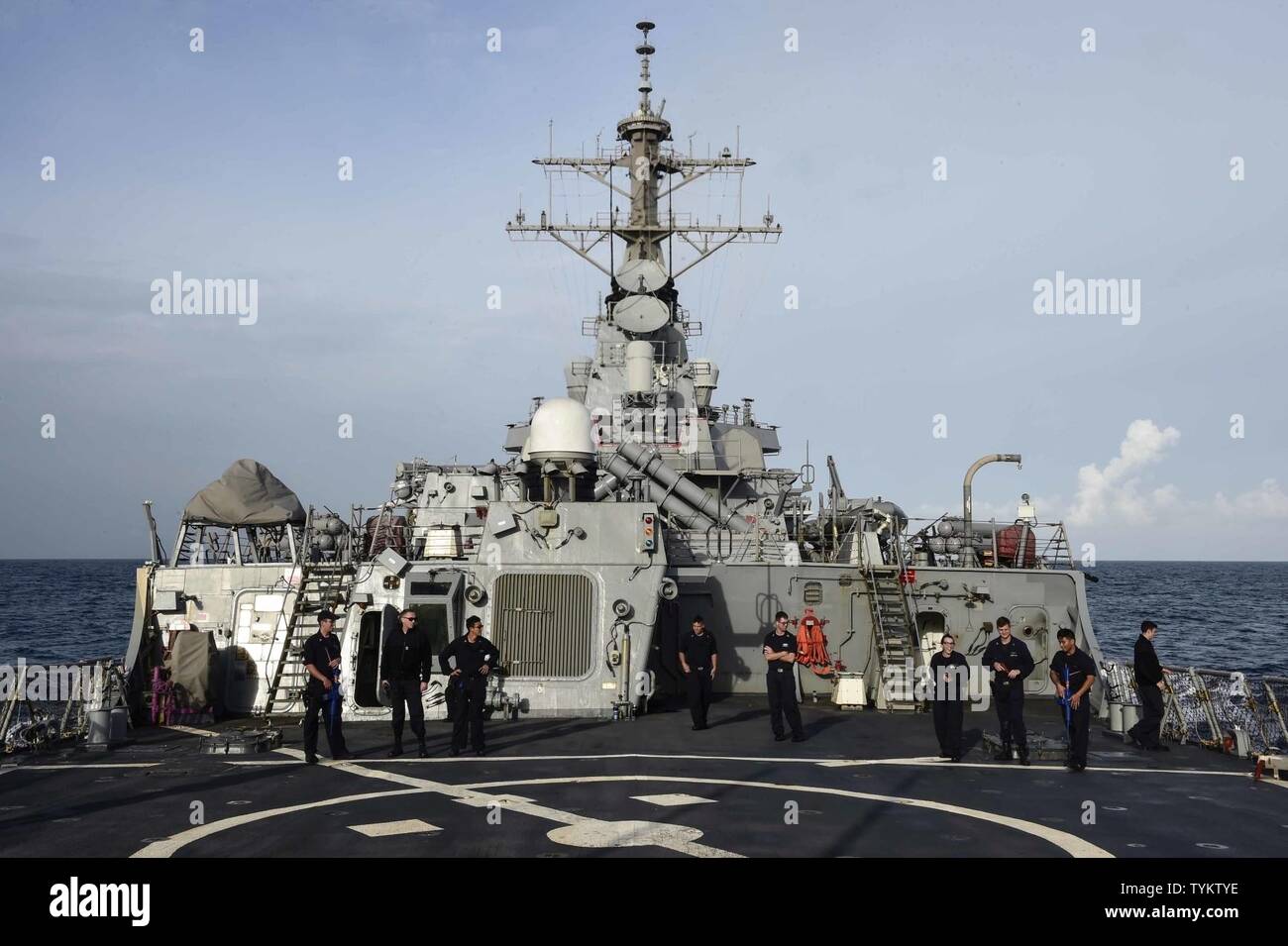 Mare (nov. 15, 2016) marinai team condurre esercitazioni di movimento durante la sicurezza della forza di reazione di formazione bravo a bordo della USS Ross (DDG 71 nov. 15, 2016. Ross, un Arleigh Burke-class guidato-missile distruttore, distribuita a Rota, Spagna, sta conducendo operazioni navali negli Stati Uniti Sesta flotta area di operazioni a sostegno degli Stati Uniti per gli interessi di sicurezza nazionali in Europa e in Africa. Foto Stock