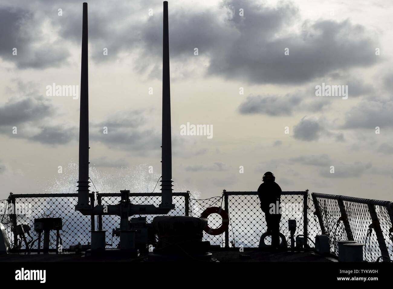 Mare (nov. 15, 2016) marinaio Zahra Barabino, da Atlanta, sorge guarda a bordo della USS Ross (DDG 71 nov. 15, 2016. Ross, un Arleigh Burke-class guidato-missile distruttore, distribuita a Rota, Spagna, sta conducendo operazioni navali negli Stati Uniti Sesta flotta area di operazioni a sostegno degli Stati Uniti per gli interessi di sicurezza nazionali in Europa e in Africa. Foto Stock