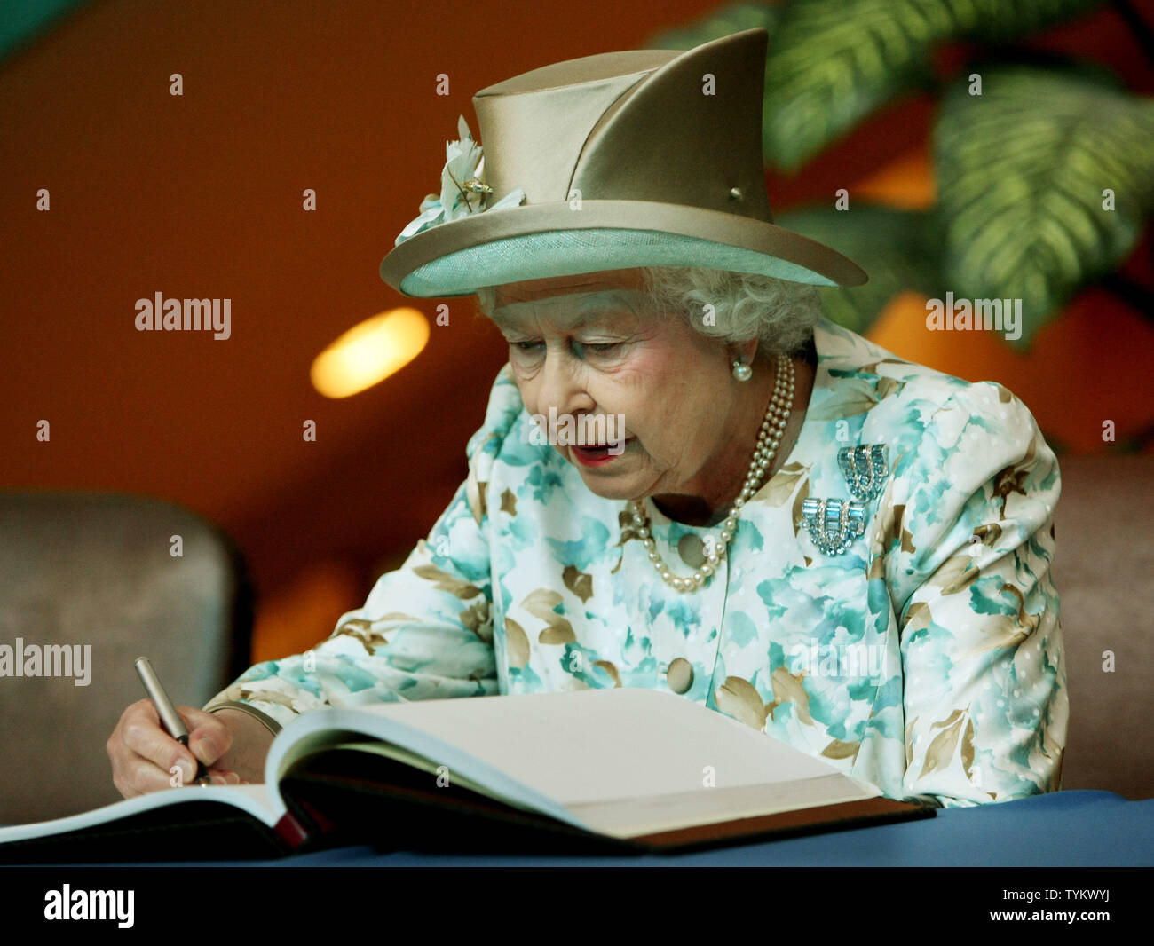 La regina Elisabetta II, 84 della Gran Bretagna, segni un guest book dopo che ella ha rivolto l'Assemblea generale delle Nazioni Unite il 6 luglio, 2010 a New York. Il discorso segna la sua seconda apparizione sempre presso le Nazioni Unite, il primo luogo in 1957, come ella fa una breve visita alla città. UPI foto/Monika Graff.. Foto Stock