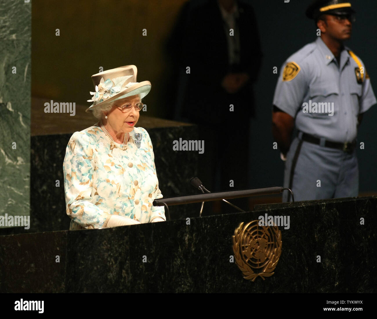 La regina Elisabetta II, 84 della Gran Bretagna, indirizzi l Assemblea Generale delle Nazioni Unite il 6 luglio, 2010 a New York. Il discorso segna la sua seconda apparizione sempre presso le Nazioni Unite, il primo luogo in 1957, come ella fa una breve visita alla città. UPI foto/Monika Graff.. Foto Stock