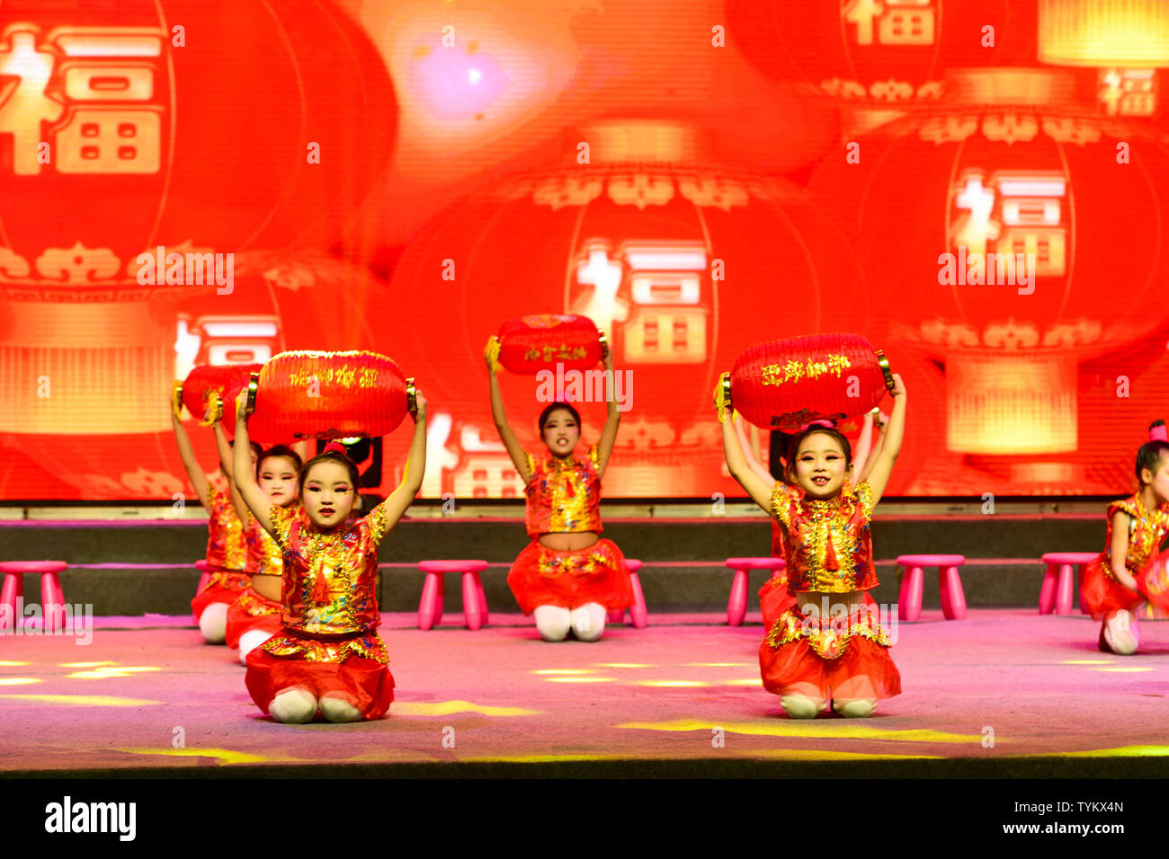 La mattina del 11 gennaio 2019, in Jixi, Heilongjiang, all'Mishan Centro Sportivo, kindergarten bambini e studenti della scuola primaria che non hanno ancora inserito la pausa invernale registrati i bambini Festival di Primavera di Gala per accogliere il nuovo anno cinese. I bambini di talento e di felicità inviato le migliori benedizioni per il nuovo anno cinese. Foto Stock