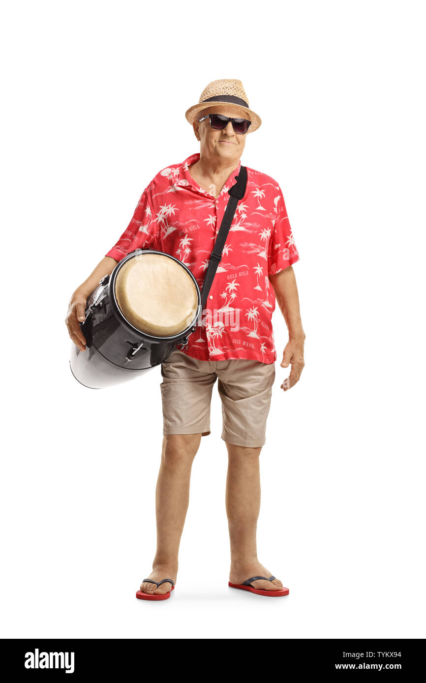 A piena lunghezza Ritratto di un anziano turista maschio con un tamburo conga isolati su sfondo bianco Foto Stock