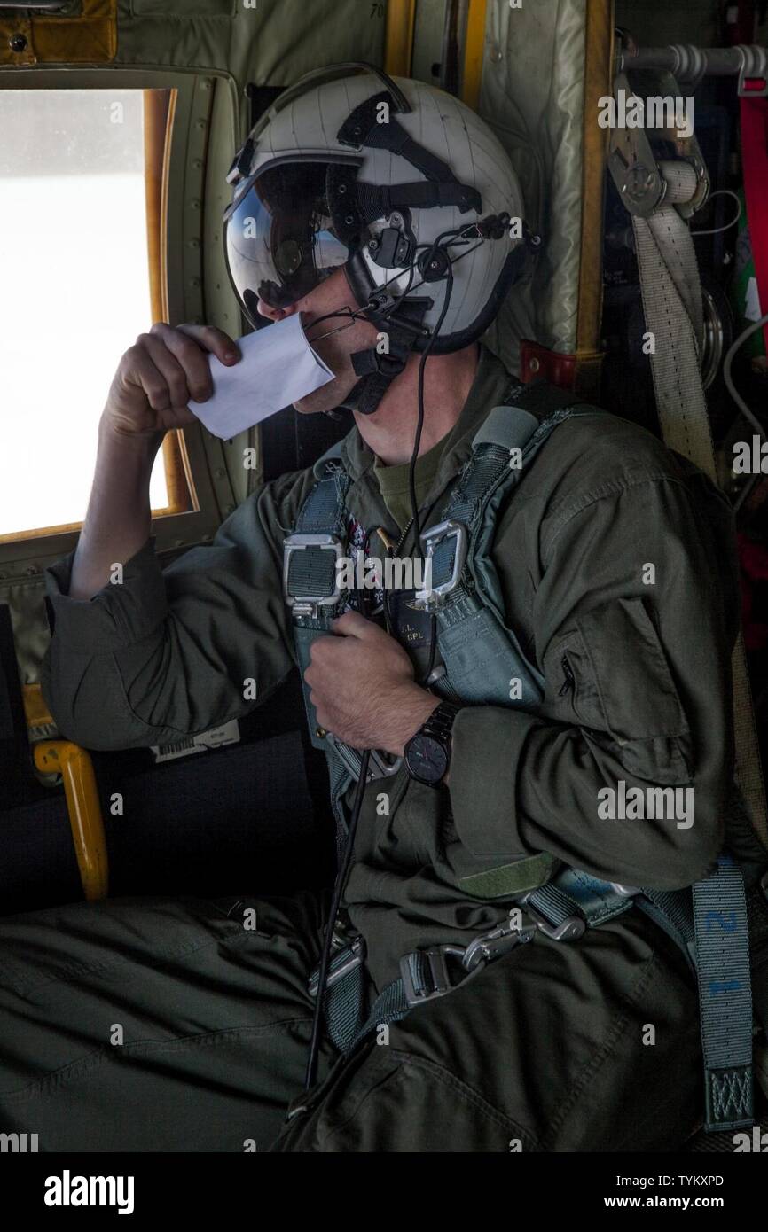 Stati Uniti Marine Corps Lance Cpl. Jonathon L. Landis, un capo equipaggio assegnati a Marino Refueler antenna squadrone di trasporto (VMGR) 252, antenna conduce le procedure di rifornimento su una KC-130J Hercules vicino Marine Corps Air Station Cherry Point, N.C., nov. 15, 2016. VMGR-252 hanno partecipato a un'antenna il rifornimento di esercizio con mezzo marino Tiltrotor Squadron 365, Marine Tactical Electronic Warfare Squadron 3 e Marino squadrone di attacco 223 per mantenere l'operatività interservizi. Foto Stock