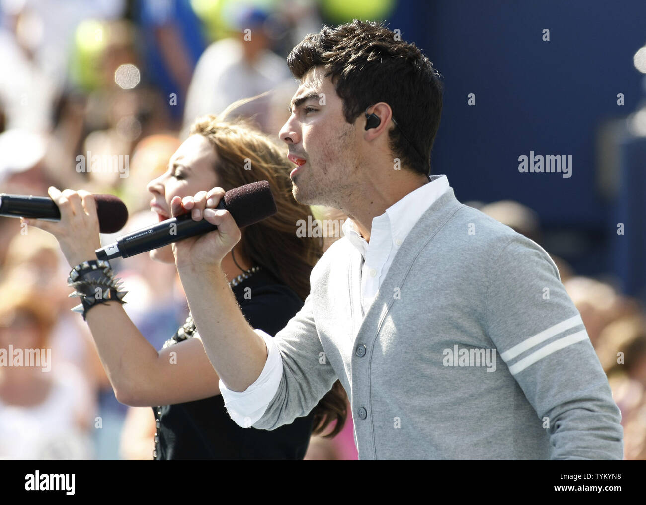 Demi Lovato e Joe Jonas dei Jonas Brothers eseguire un duetto durante l'Arthur Ashe Kids Day a US Open svoltasi presso il National Tennis Center su agosto 28, 2010 a New York. UPI /Monika graff ... Foto Stock