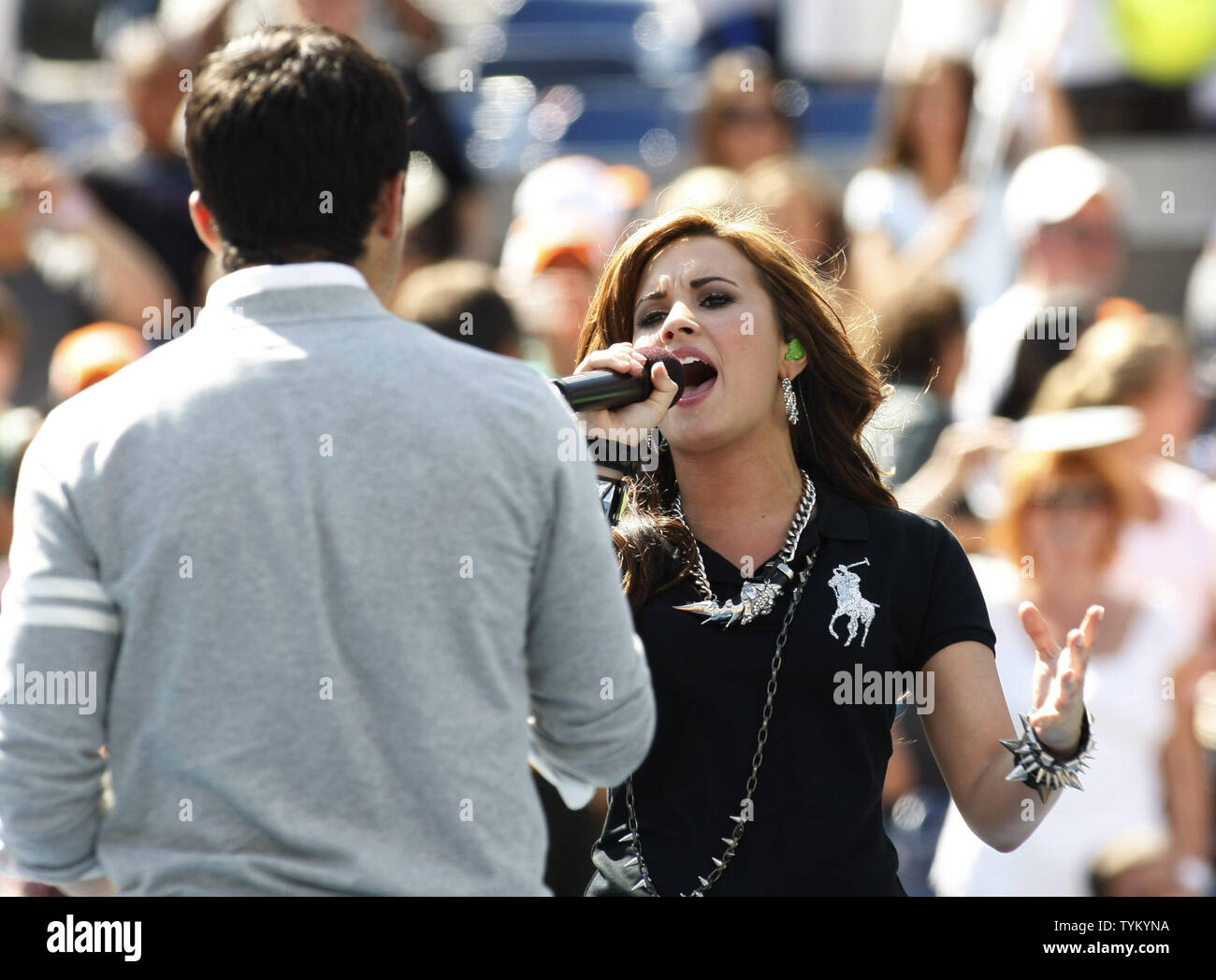 Joe Jonas dei Jonas Brothers e Demi Lovato eseguire un duetto durante l'Arthur Ashe Kids Day a US Open svoltasi presso il National Tennis Center su agosto 28, 2010 a New York. UPI /Monika graff ... Foto Stock