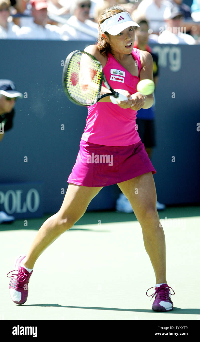 Ayumi MORITA del Giappone restituisce la sfera a Francesca Schiavone dell Italia durante il primo round di azione presso la U.S. Aprire tenuto presso il National Tennis Center su agosto 30, 2010 a New York. UPI foto/Monika graff ... Foto Stock