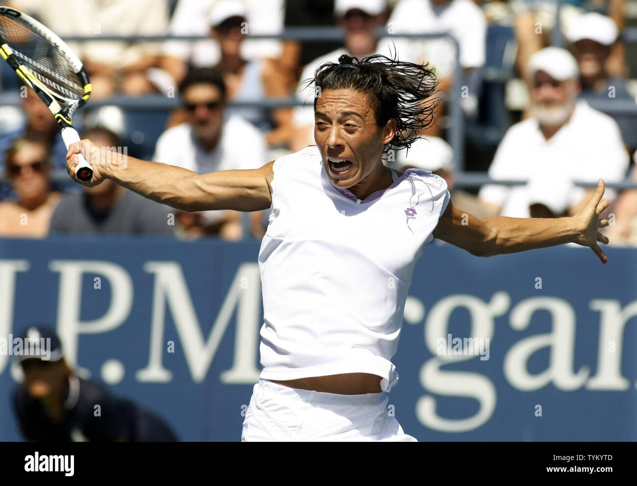 Francesca Schiavone del Italia restituisce la sfera di Ayumi MORITA del Giappone durante il primo round di azione presso la U.S. Aprire tenuto presso il National Tennis Center su agosto 30, 2010 a New York. UPI foto/Monika graff ... Foto Stock