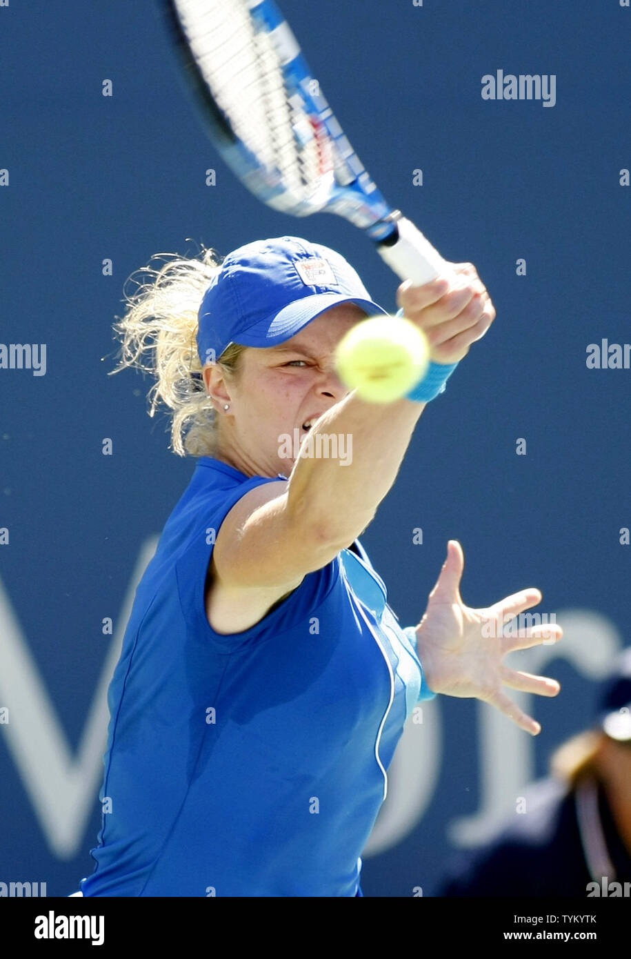 Seconda-seme Kim Clijsters del Belgio restituisce la palla a Greta Arn di Ungheria durante il primo round di azione presso la U.S. Aprire tenuto presso il National Tennis Center su agosto 30, 2010 a New York. UPI foto/Monika graff ... Foto Stock