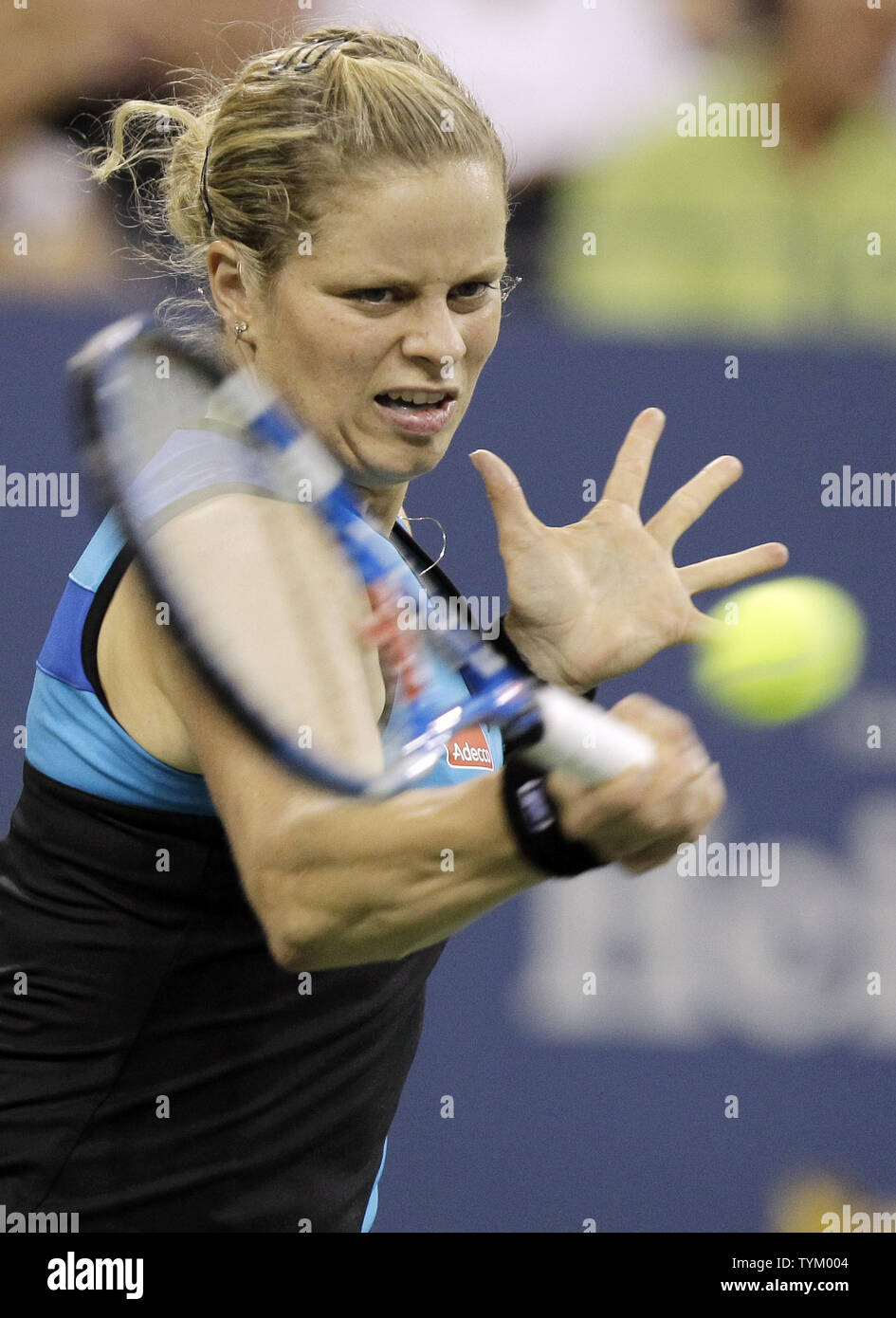 Kim Clijsters del Belgio colpisce un diretti a Sally coetanei di Australia nel primo round a U.S. Aprire i campionati di tennis in Arthur Ashe Stadium di New York City il 1 settembre 2010. UPI/John Angelillo Foto Stock