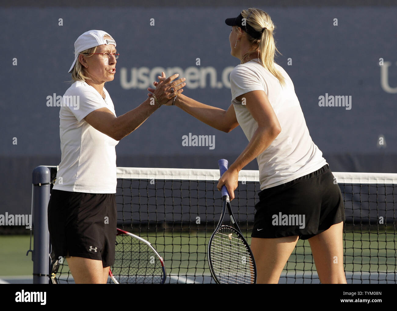Maria Sharapova e Martina Navratilova stand sulla pratica giudici di Stati Uniti Aprire i campionati di tennis a New York City il 2 settembre 2010. UPI/John Angelillo Foto Stock