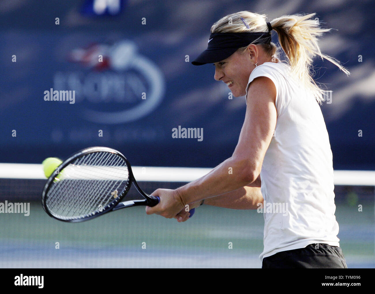 Maria Sharapova palle colpisce sulla pratica giudici di Stati Uniti Aprire i campionati di tennis a New York City il 2 settembre 2010. UPI/John Angelillo Foto Stock