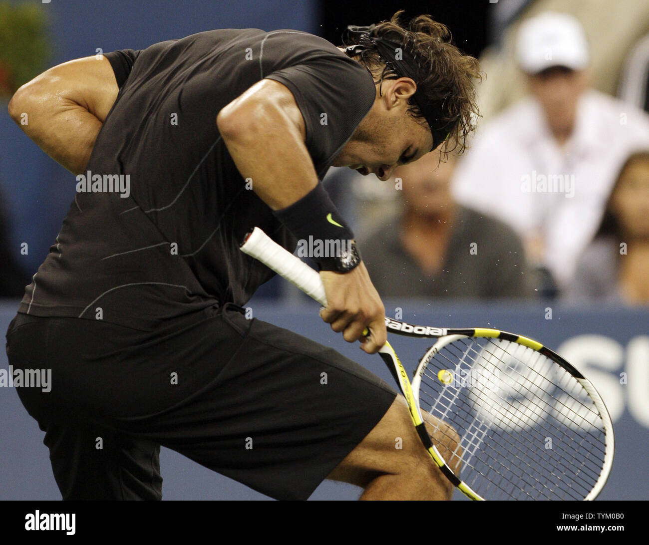 Rafael Nadal di Spagna reagisce dopo aver vinto un punto nel secondo set tie break contro Denis Istomin dell Uzbekistan il giorno 5 presso l'U.S. Aprire i campionati di tennis in Arthur Ashe Stadium di New York City il 3 settembre 2010. La Williams ha sconfitto Minella 6-2, 6-1. UPI/John Angelillo Foto Stock